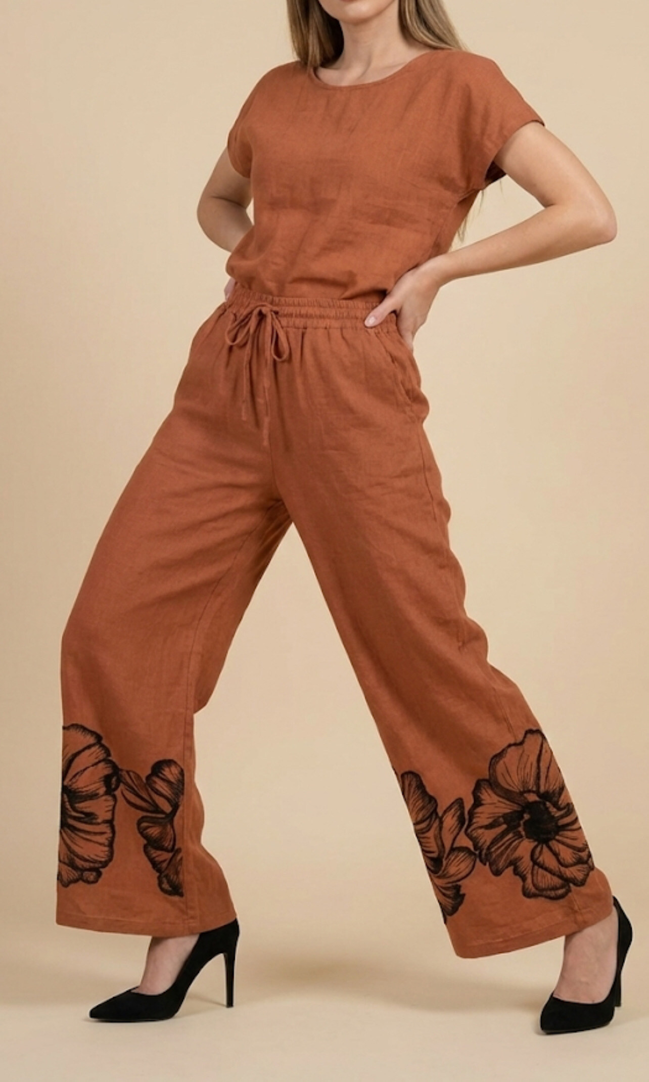 Elegant shirt in viscose (92%) and polyamide (8%), perfect for spring/summer, lightweight and breathable, designed in China.