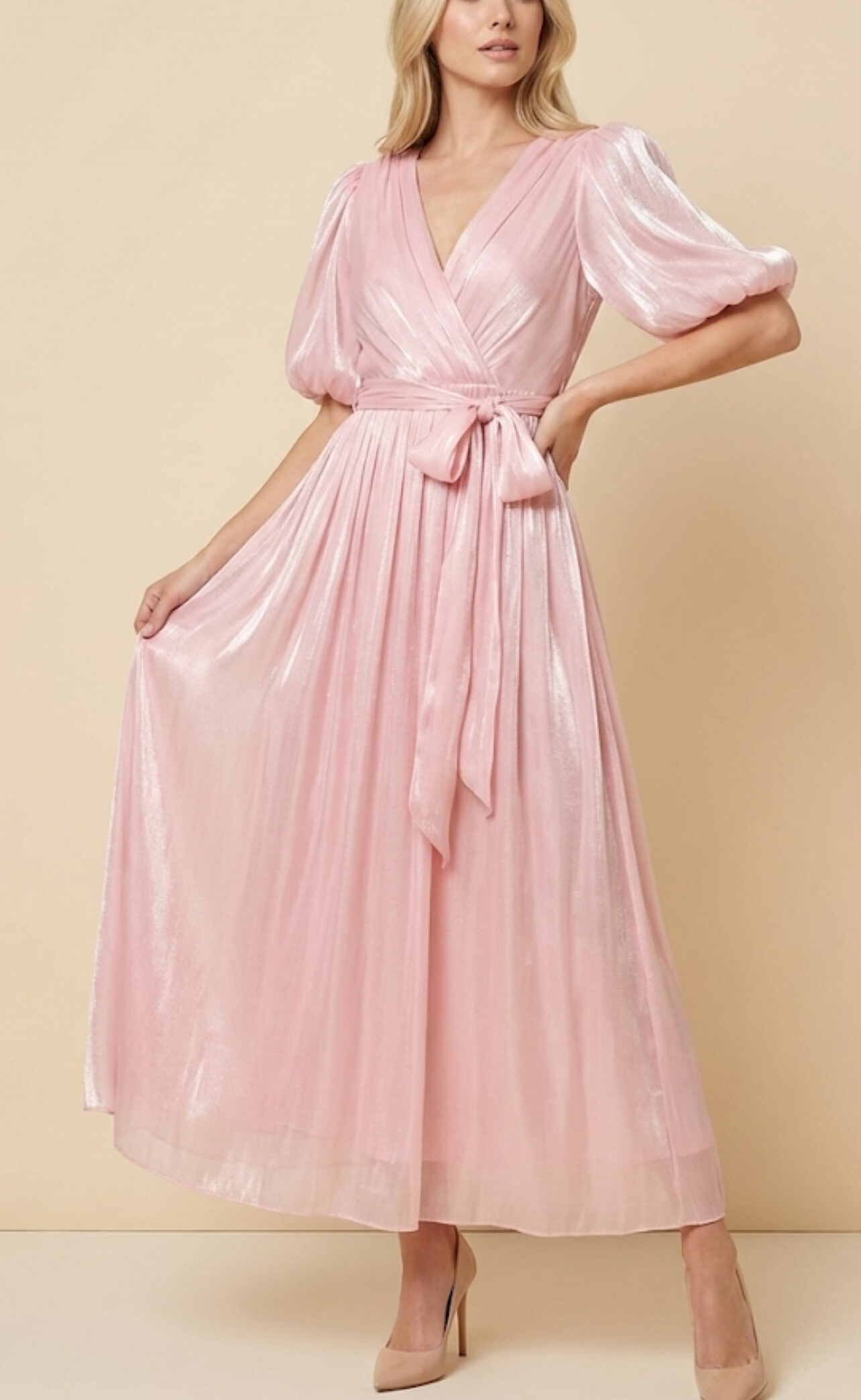 Elegant long polyester dress, perfect for summer evenings, light and comfortable, made in China for the Spring/Summer 2026 collection.