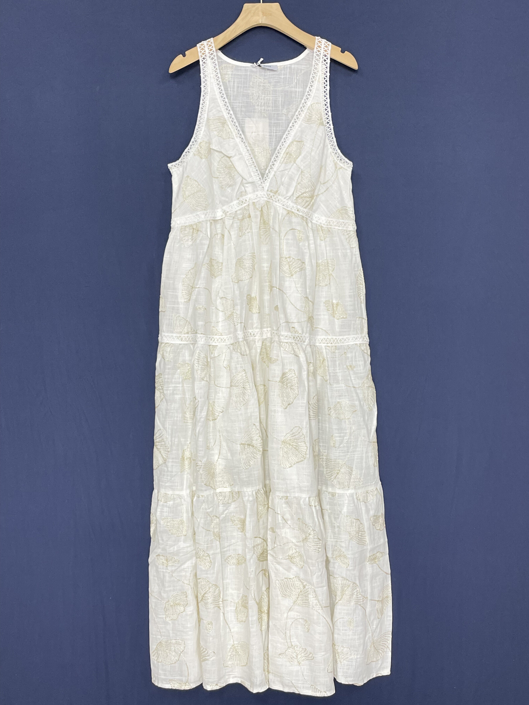 Sleeveless long dress in cotton and linen, perfect for summer 2026, light and breathable, made in China.
