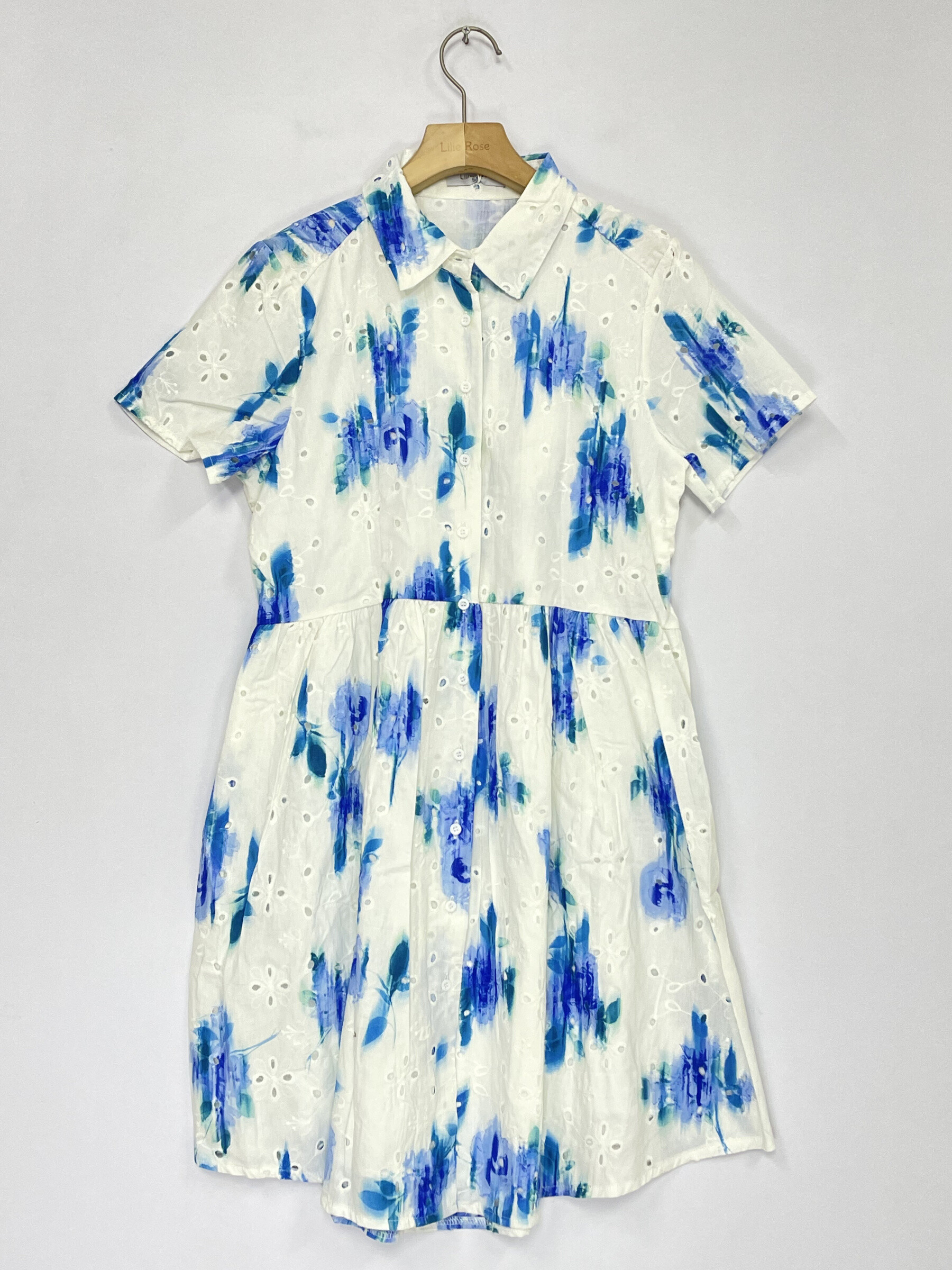 Short cotton shirt dress, printed and embroidered, perfect for spring/summer, made in China.