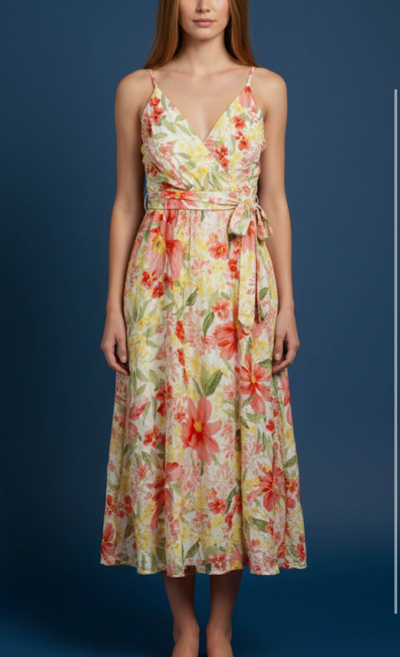 Long cotton (80%) and polyester (20%) dress, perfect for spring-summer, combining comfort and elegance, made in China.