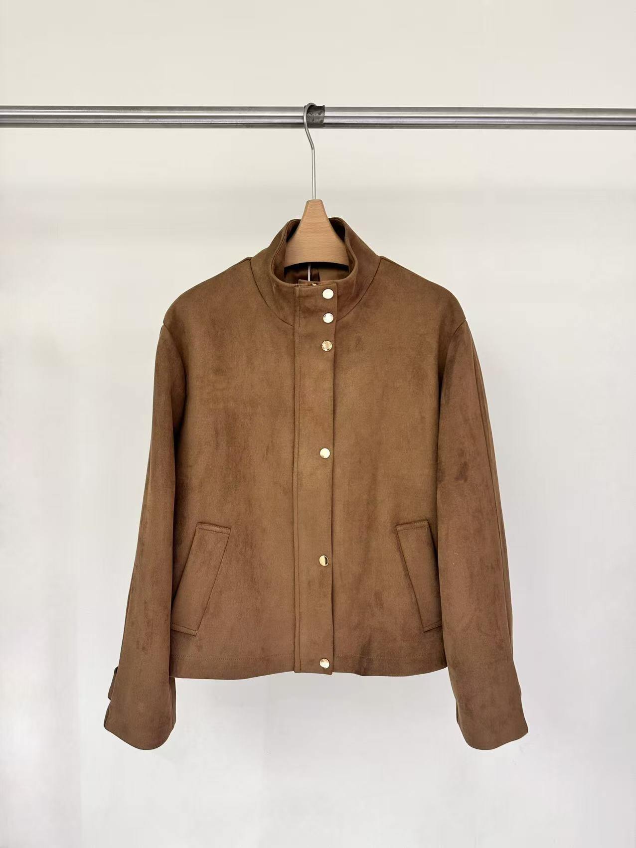 Grossiste Lilie Rose - Veste courte à col montant, fermeture à boutons-pression dorés et poches latérales inclinées, au style chic et intemporel.