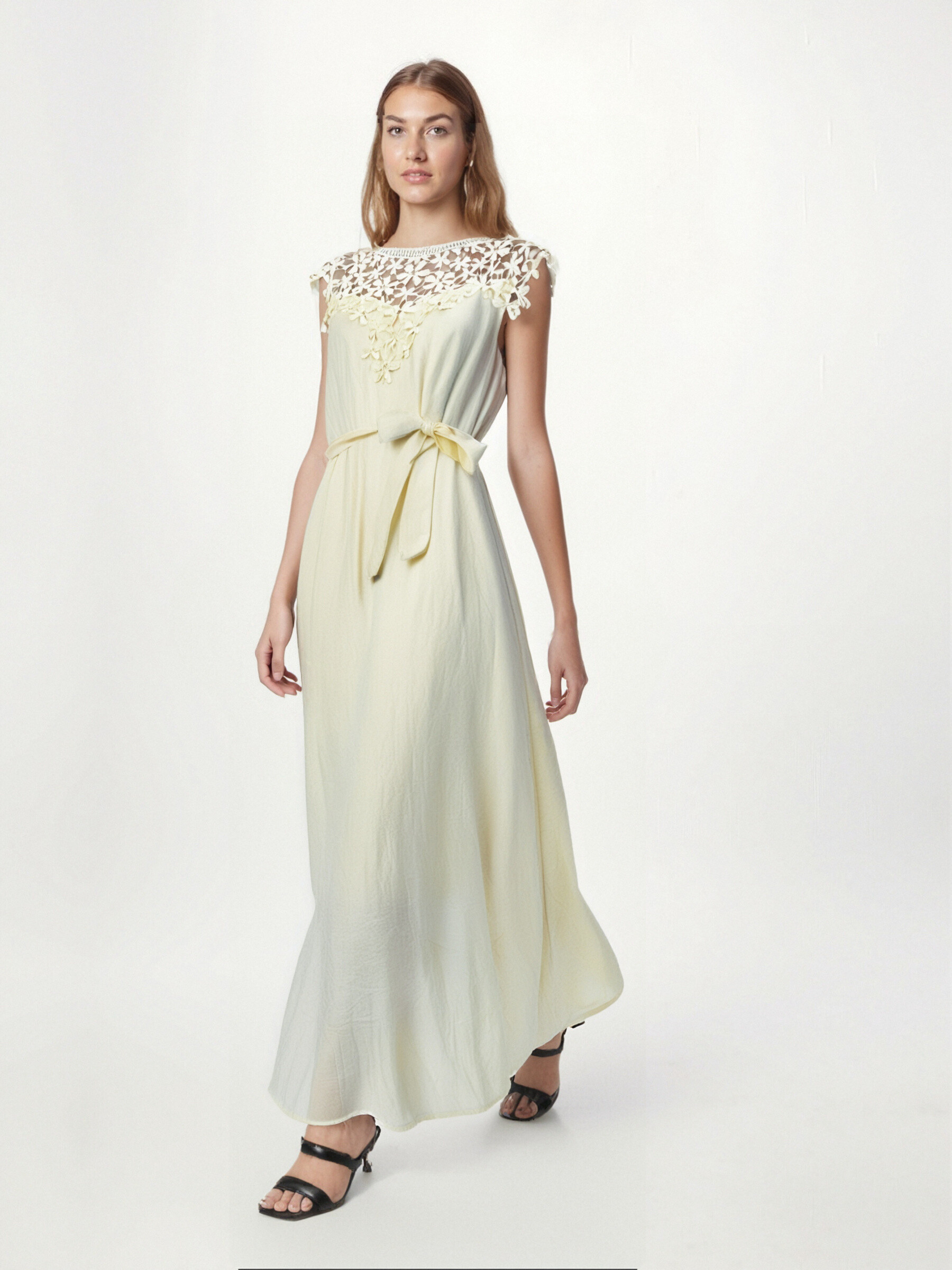 Wholesaler LILLA - Floral crochet embellished neckline for the pearl