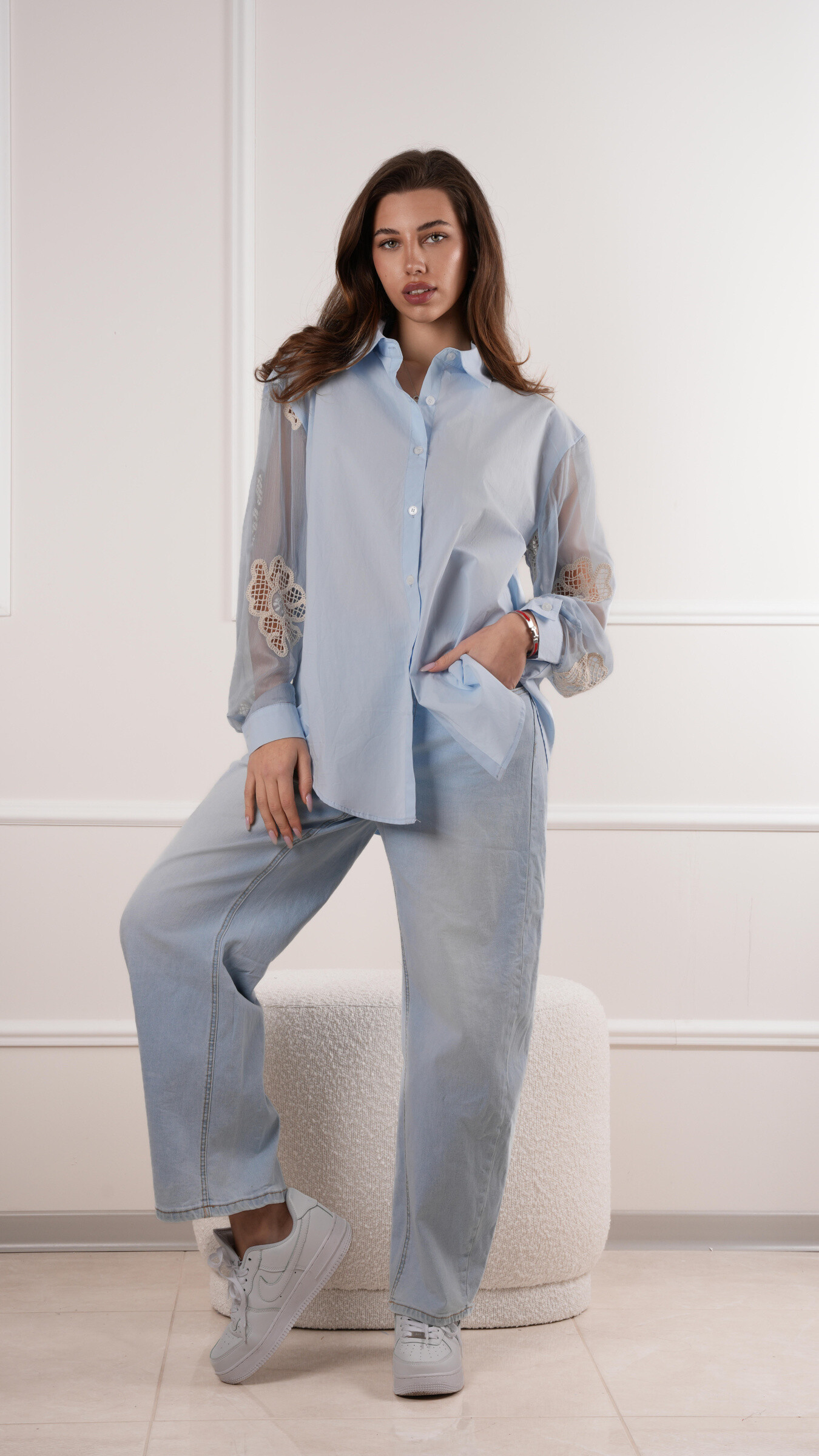 Grossiste LILLA - CHEMISE AVEC MANCHES TRANSPARENTES ET BRODERIE FLORALE