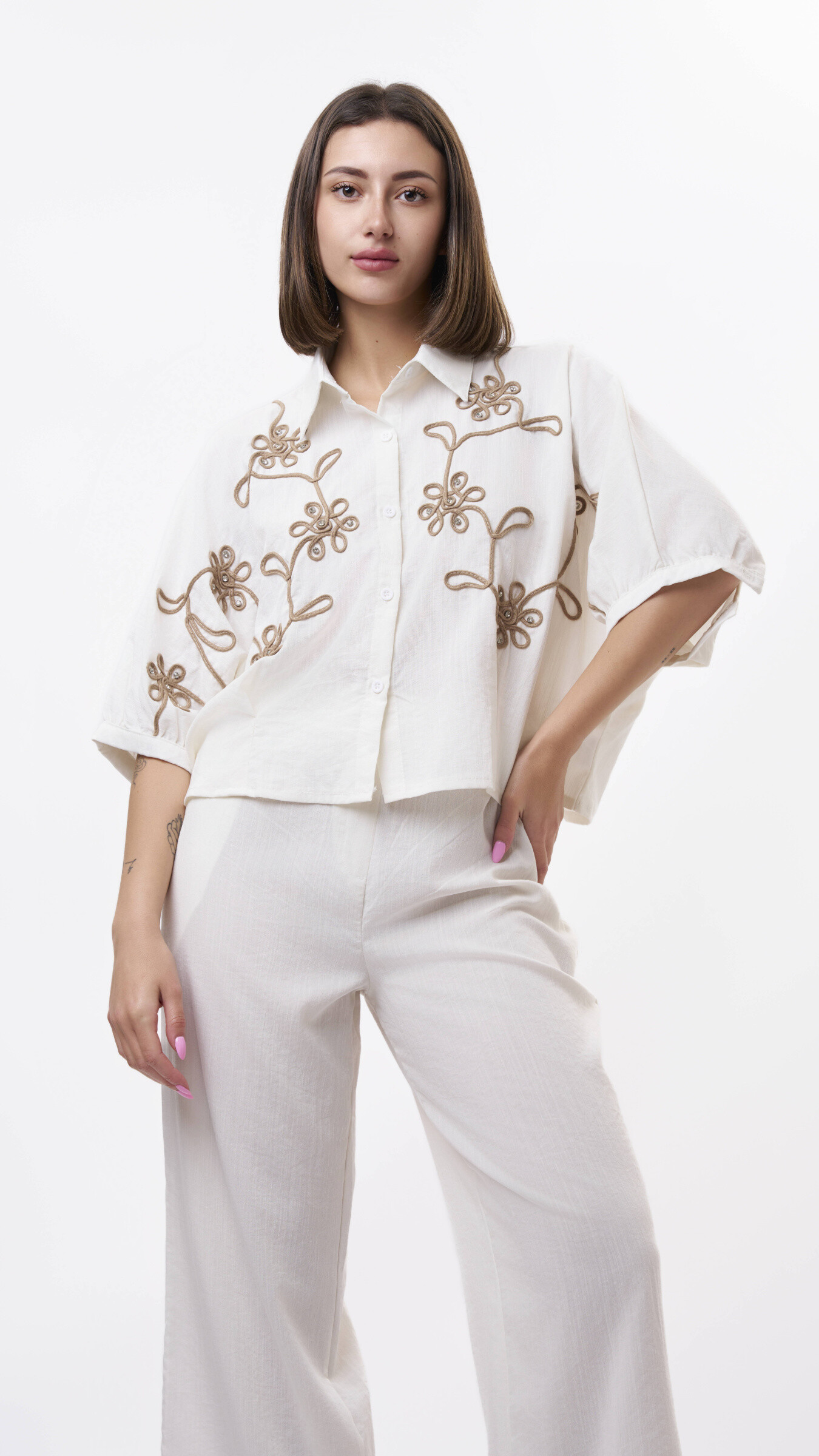 Grossiste LILLA - Chemise à demi-sleeved à l'avant avec des fleurs de broderie
