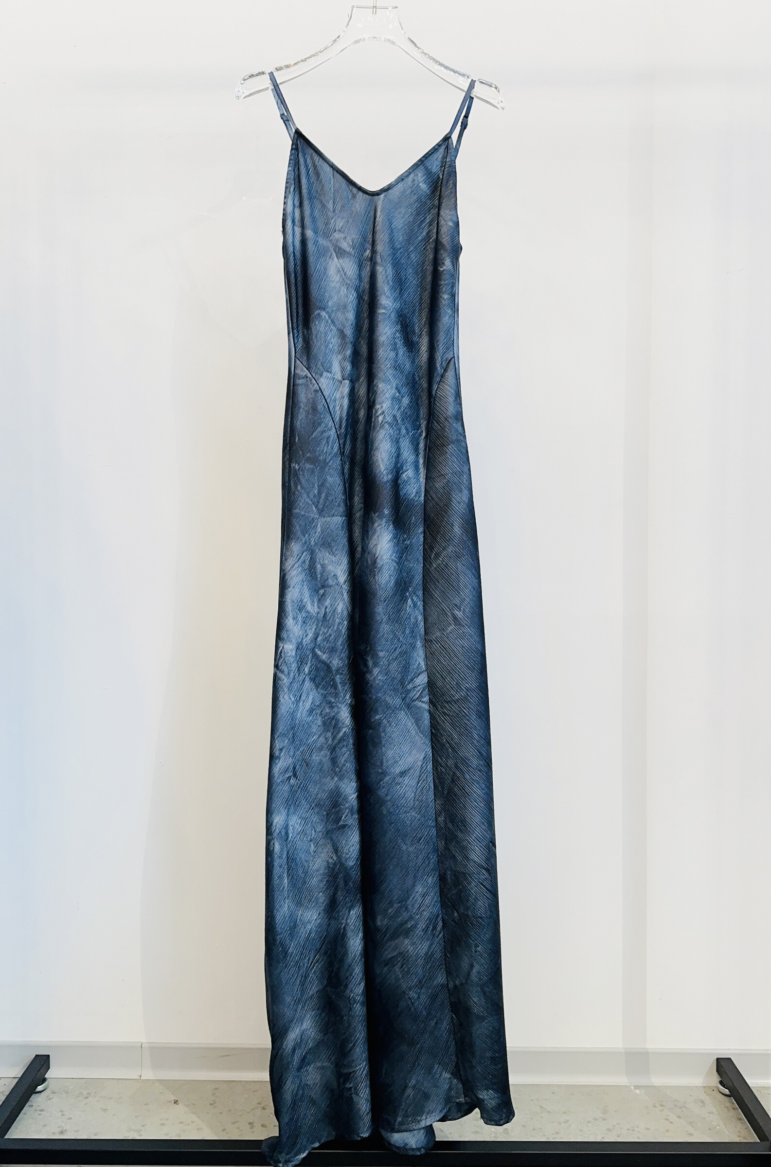 Großhändler LILLA - ELEGANTES LANGES KLEID VERBLASSTE FARBE ÄRMELLOS