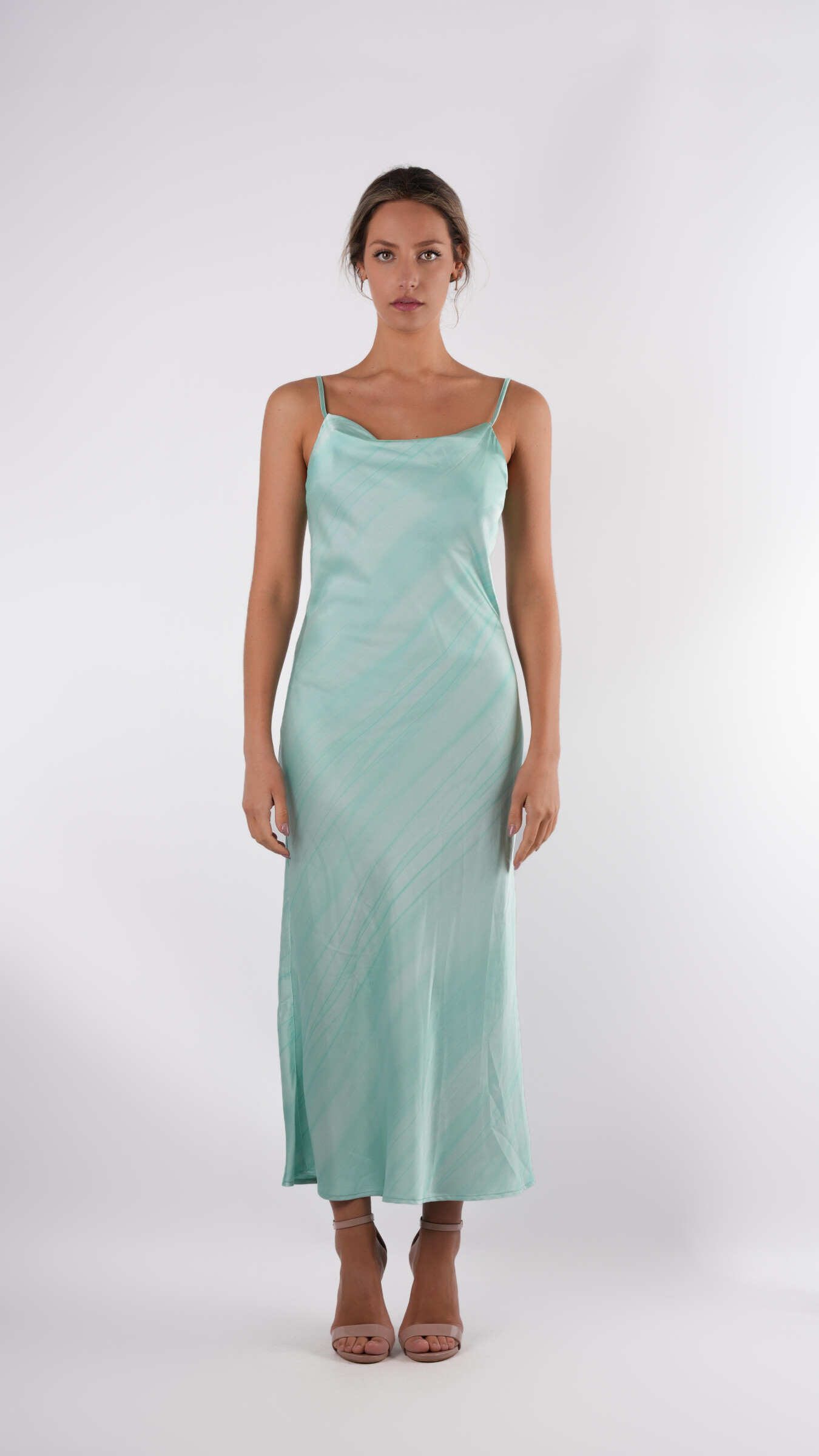Grossiste LILLA - ROBE LONGUE ÉLÉGANTE COULEUR UNIQUE