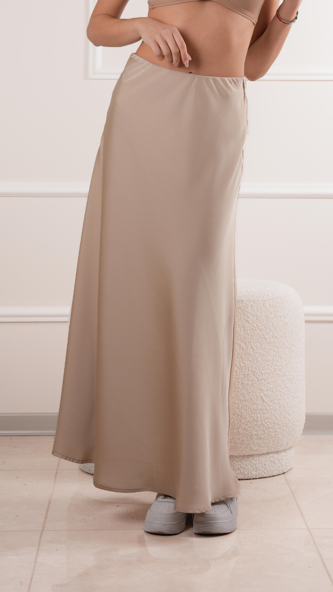 Grossiste LILLA - ROBE LONGUE ÉLÉGANTE EN SATIN À TAILLE HAUTE