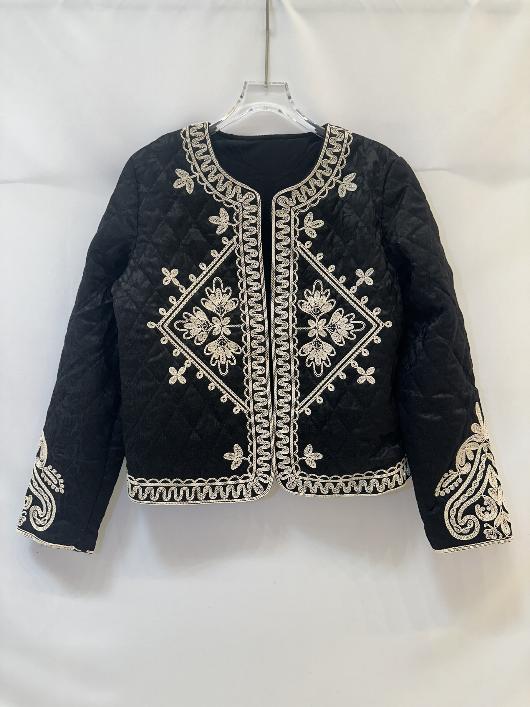 Großhändler LILLA - Gestepptes Blumenstickjacke mit cremefarbener Kordelbesatz und offener Vorderseite