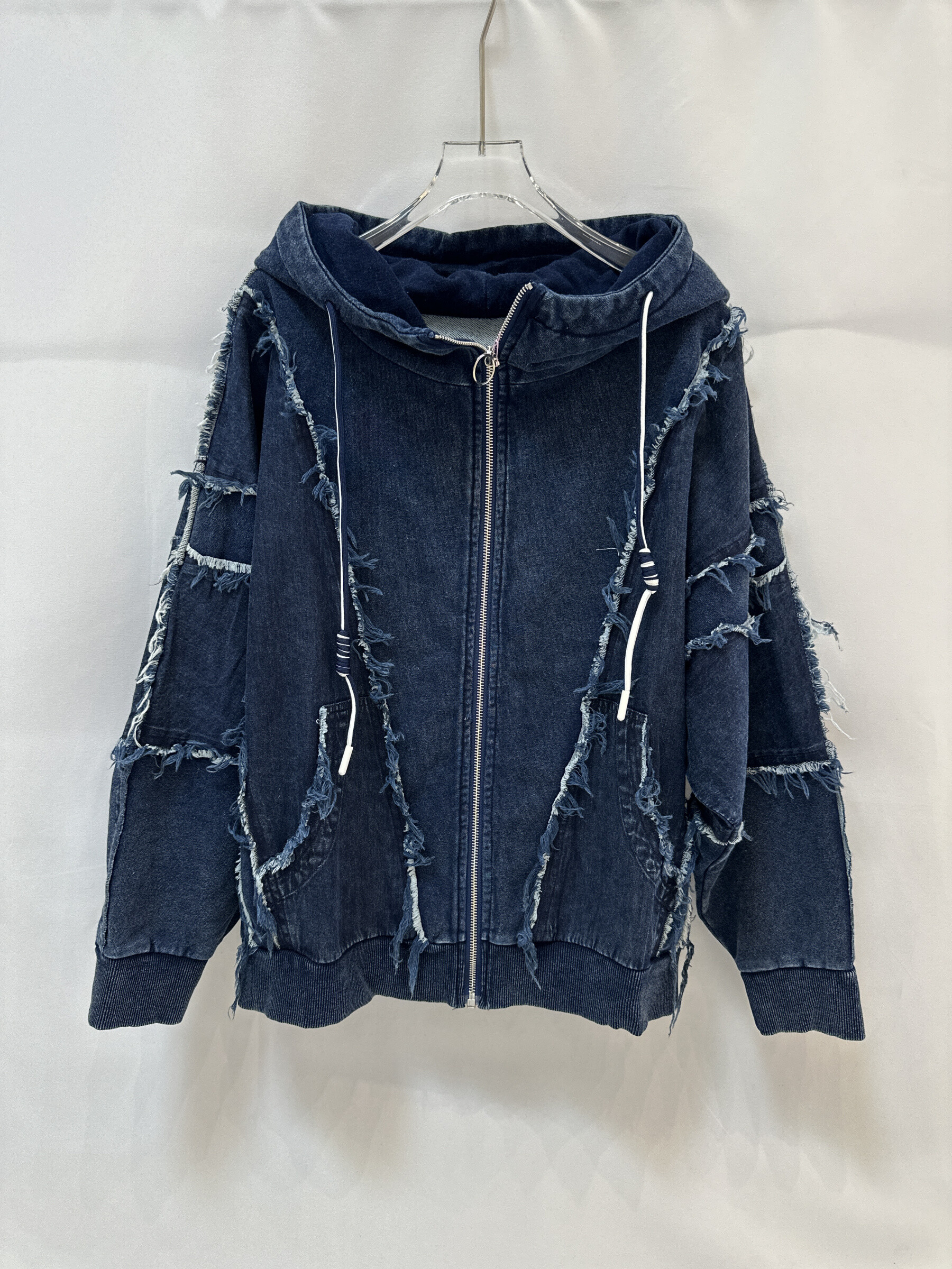 Großhändler LILLA - Denim-Kapuzenpullover mit ausgefransten Details