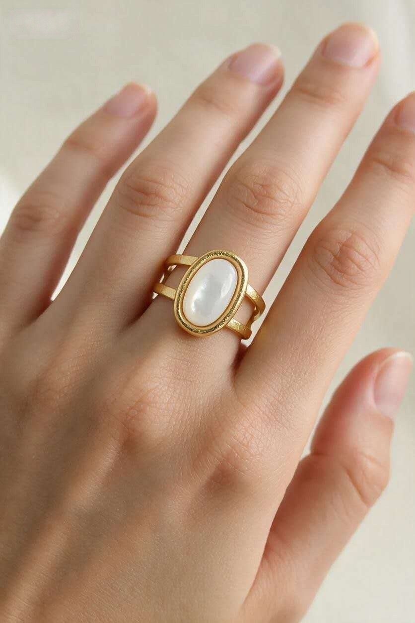 Wholesaler LILY CONTI - Adjustable gold-plated stainless steel ring with mother-of-pearl