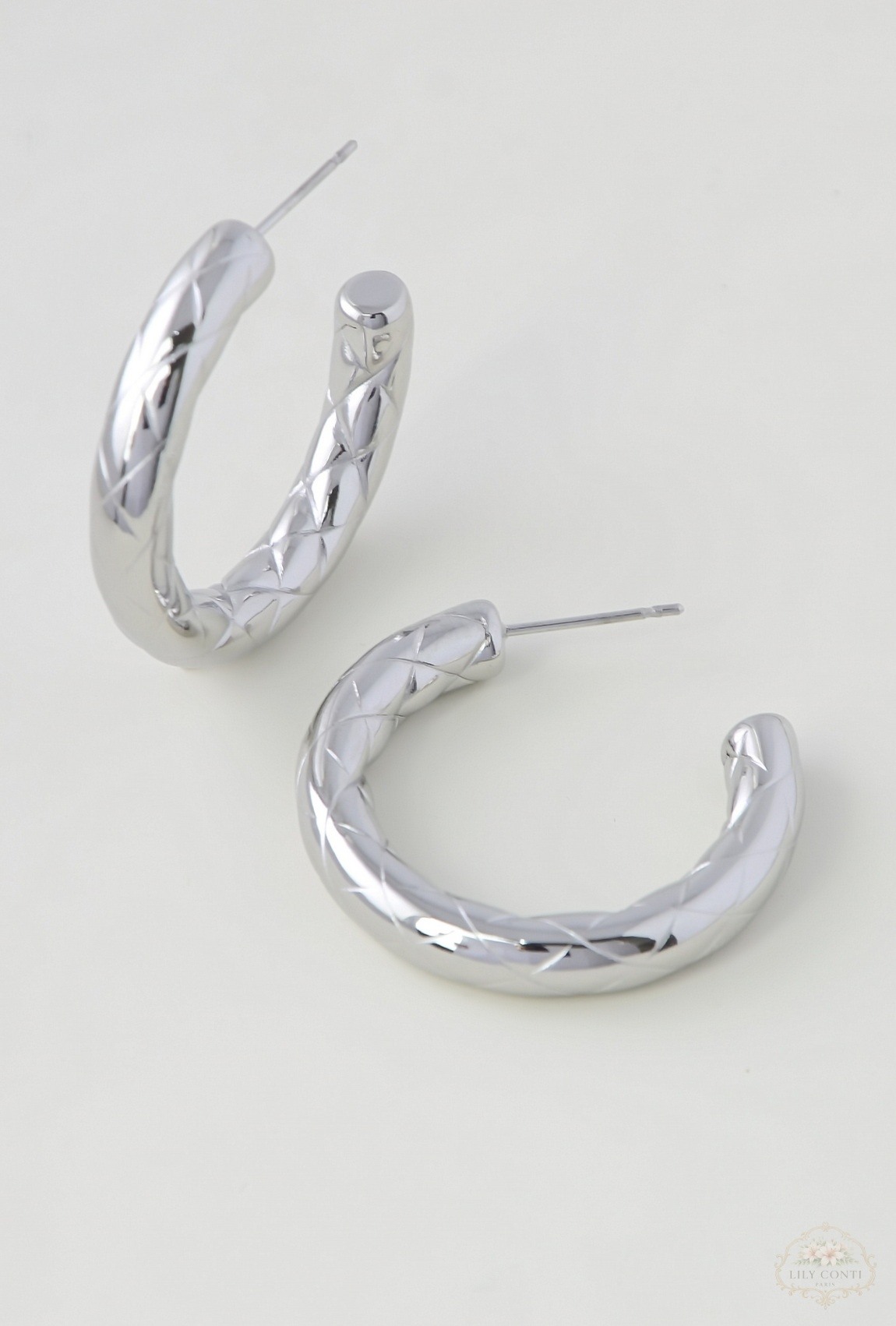 Wholesaler LILY CONTI - Thick silver stainless steel hoop earrings – shiny engraved finish