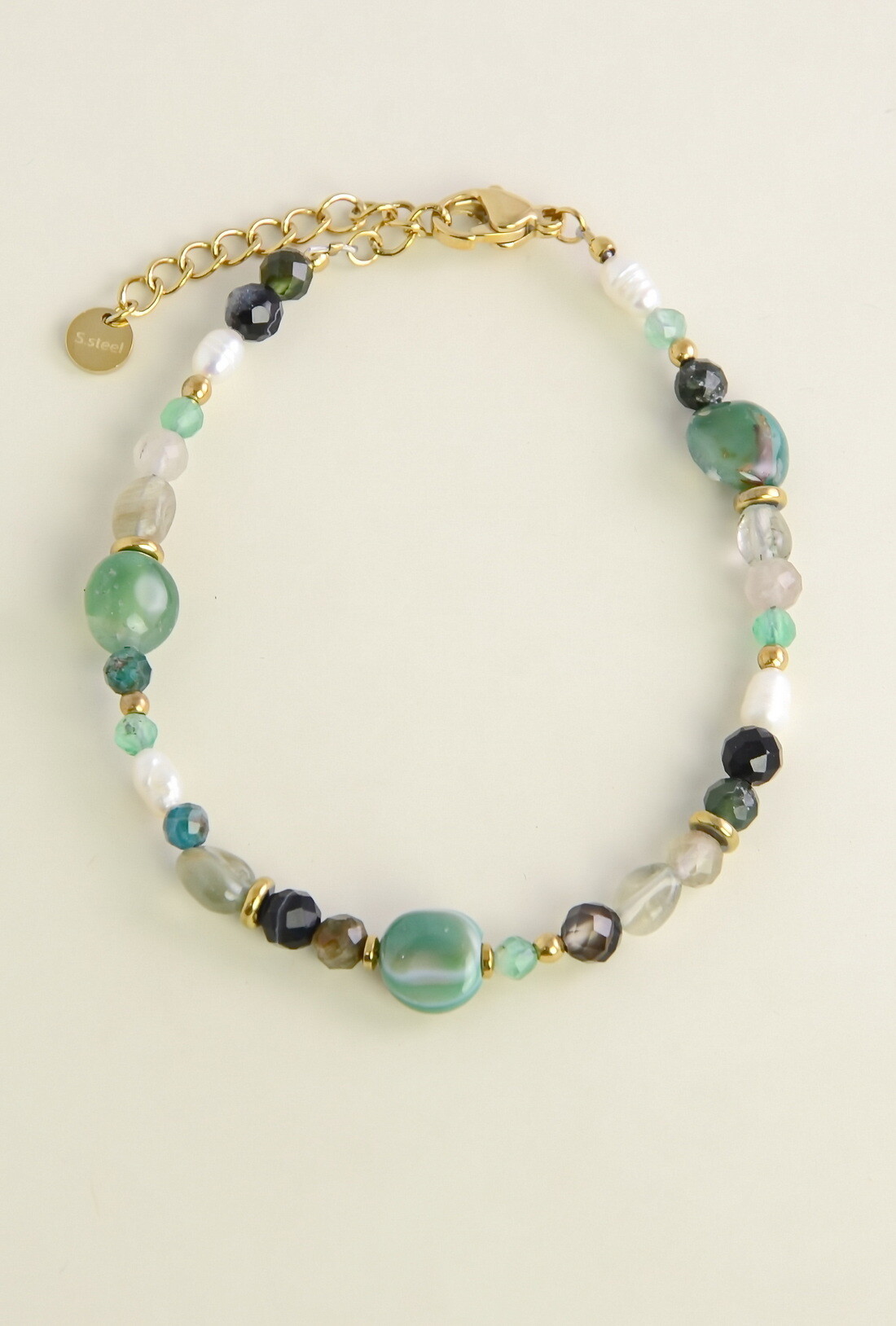 Grossiste LILY CONTI - Bracelet doré en acier inoxydable avec pierres naturelles et perles d’eau douce