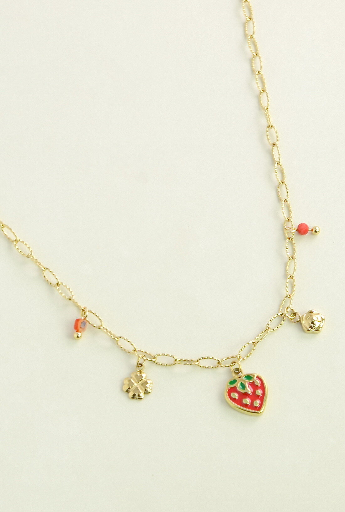 Grossista LILY CONTI - Collana in acciaio inox dorato con ciondolo a fragola