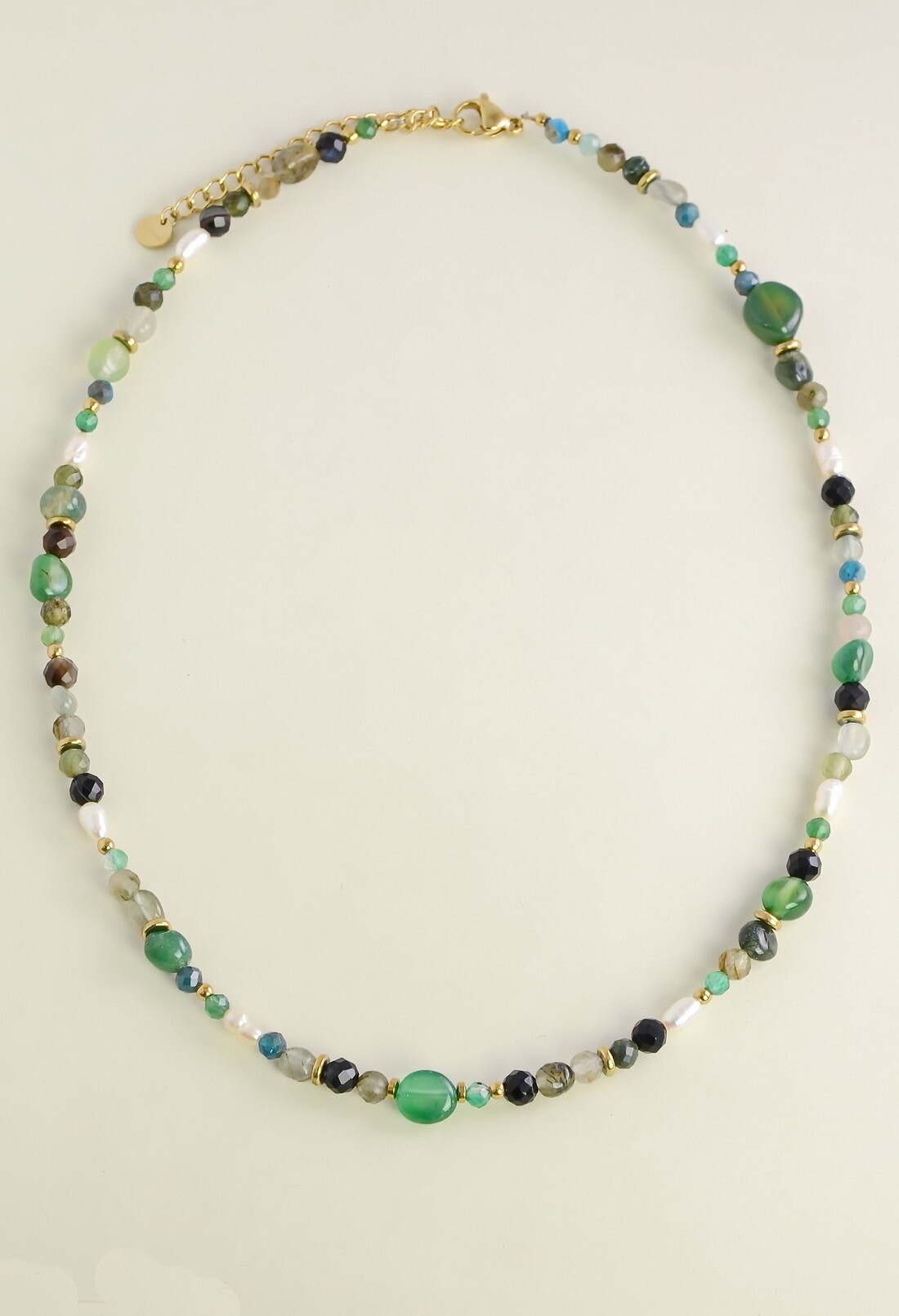 Grossiste LILY CONTI - Collier doré en acier inoxydable avec pierres naturelles et perles d’eau douce