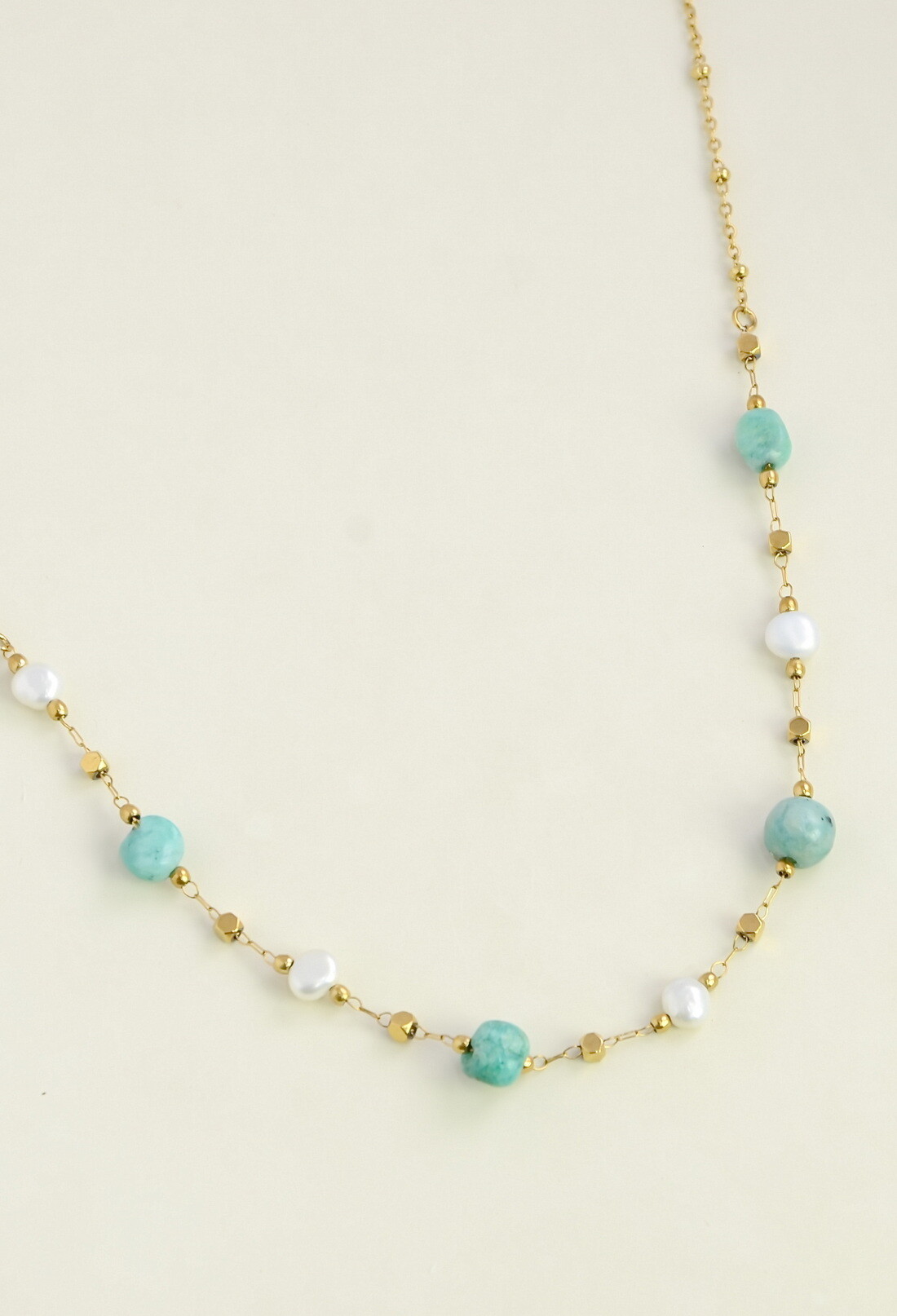 Grossiste LILY CONTI - Collier doré en acier inoxydable, perles d’eau douce et pierres