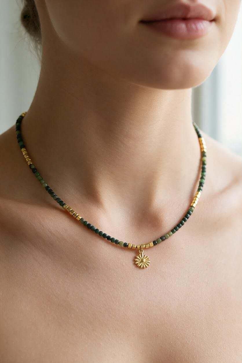 Grossiste LILY CONTI - Collier doré en acier inoxydable avec pierres, perles en verre facettées et pendentif soleil