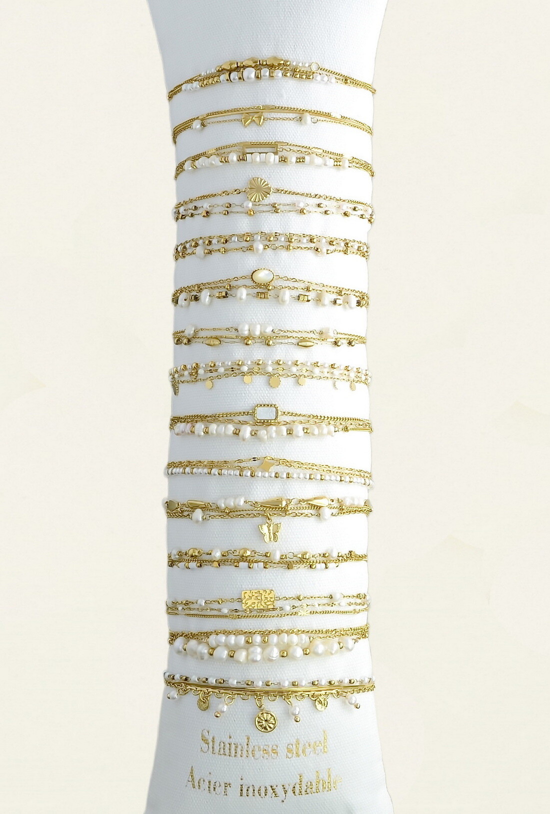 Mayorista LILY CONTI - Juego de 15 pulseras de tres hileras en acero inoxidable dorado con perla de agua dulce, cuentas y otros materiales