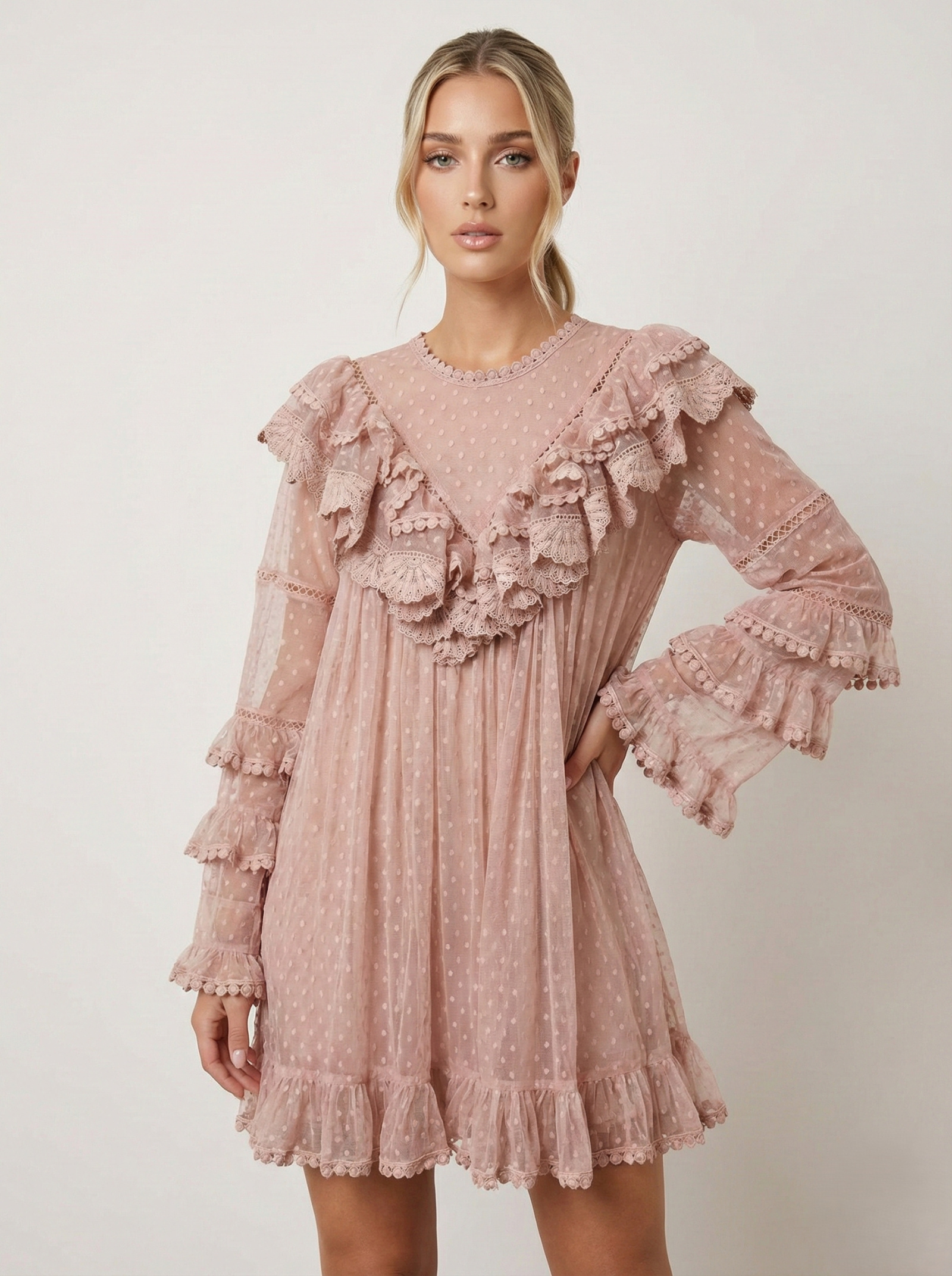 Mayorista Lily Mcbee - Vestido Corto con Aura Romántica – Tul Plumeti & Volantes de Encaje