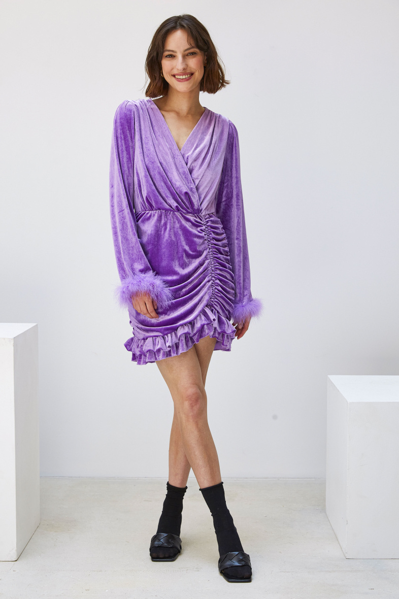 Großhändler Lily White - Kurzes Samtkleid mit gerafftem Rock und abnehmbaren Daunen an den Ärmeln