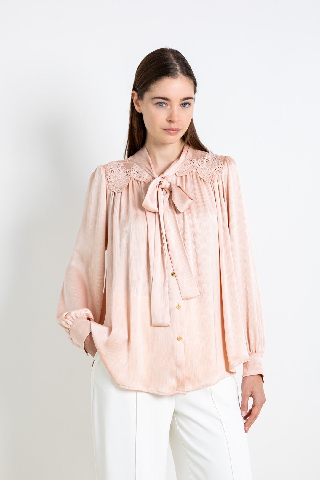 Grossiste ELLI WHITE - Chemisier Femme Élégant à Col Lavallière et Dentelle – Modèle