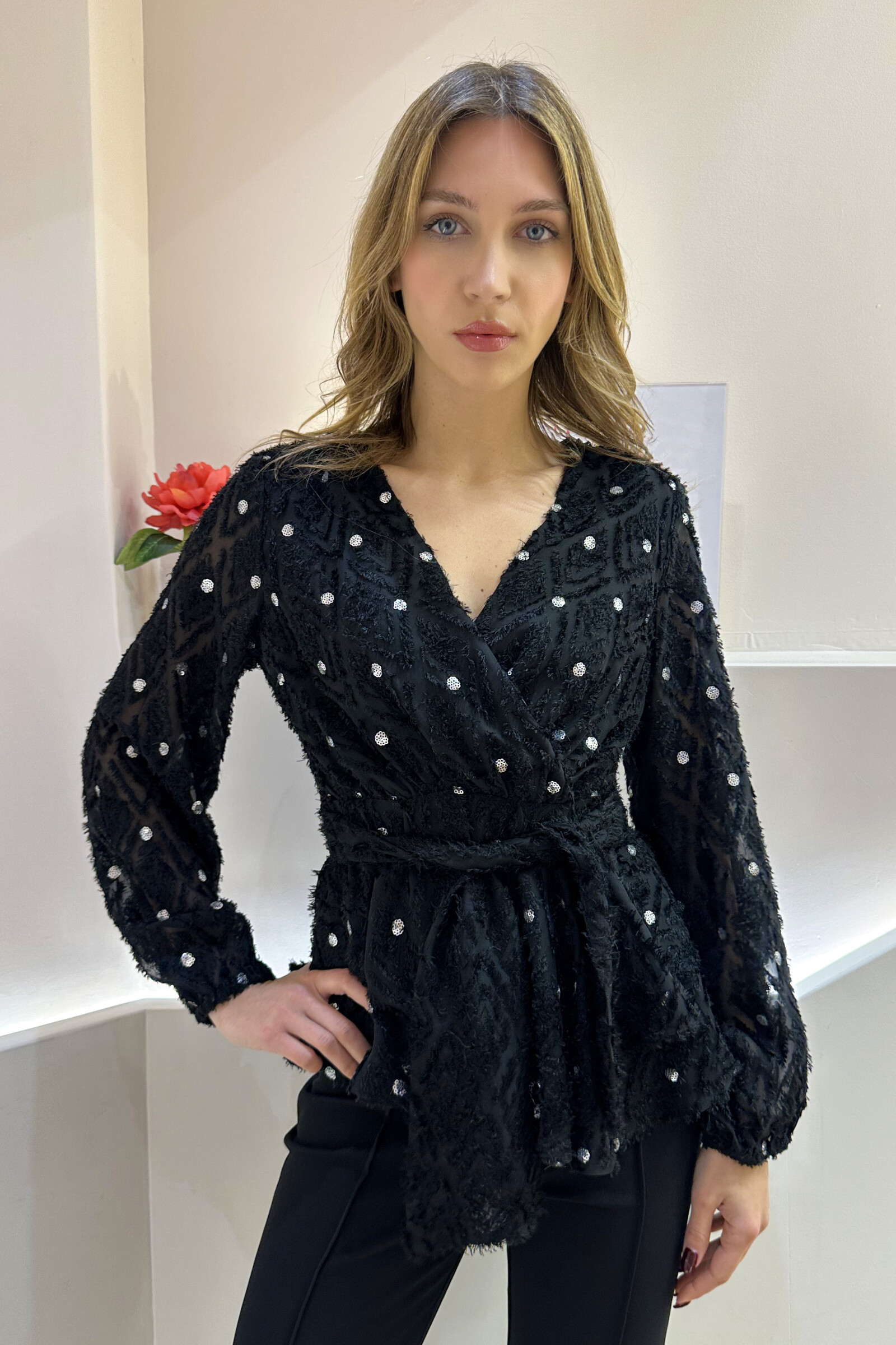 Grossiste Lily White - Top texturé avec pois en sequins et ceinture