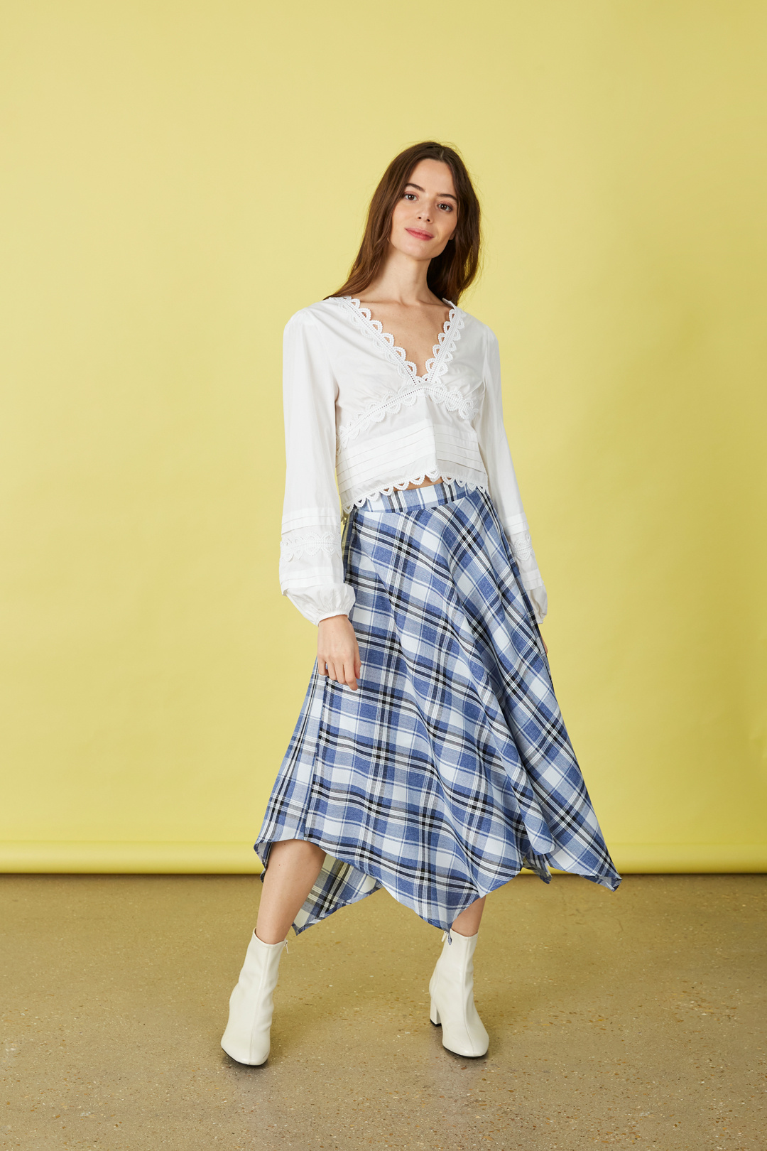 Top bohème chic en coton, dentelle délicate, idéal pour printemps/été, fabriqué en Chine.