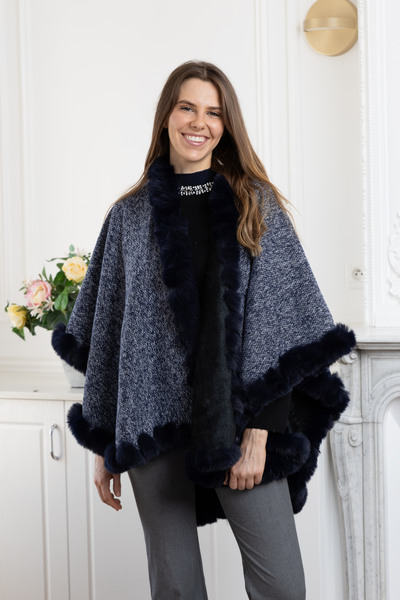 Grossiste LINETA - P-3 Poncho ouvert avec rebord en fausse fourrure fourré Grossiste LINETA - P-3 Poncho ouvert avec rebord en fausse fourrure fourré