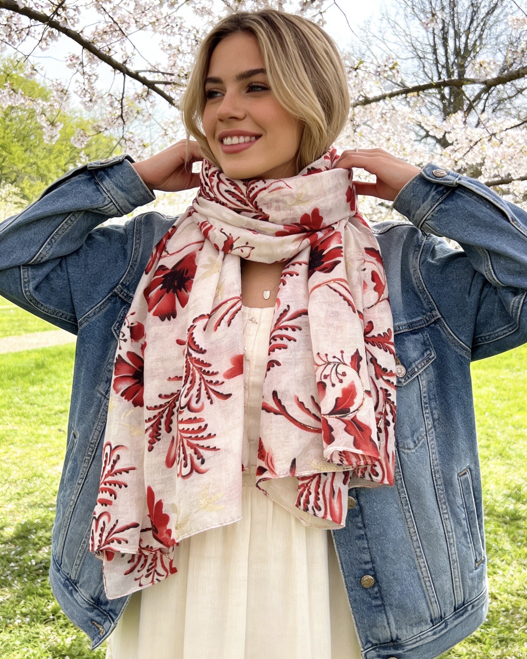 Wholesaler LINETA - Shiny floral scarves
