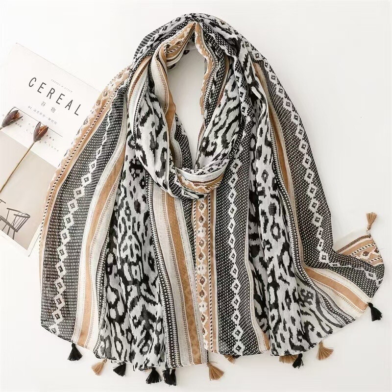 Wholesaler LINETA - Leopard pattern pompom scarf