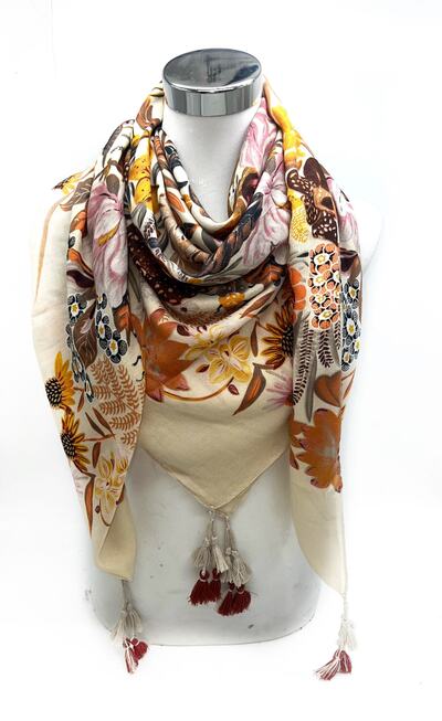 Grossiste LINETA - JZ-635-A1 Foulard grand carré avec pompon Grossiste LINETA - JZ-635-A1 Foulard grand carré avec pompon