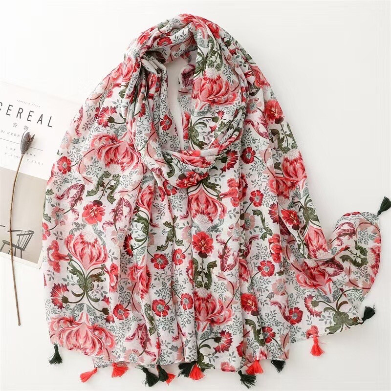 Wholesaler LINETA - Great rose motif pompom scarf