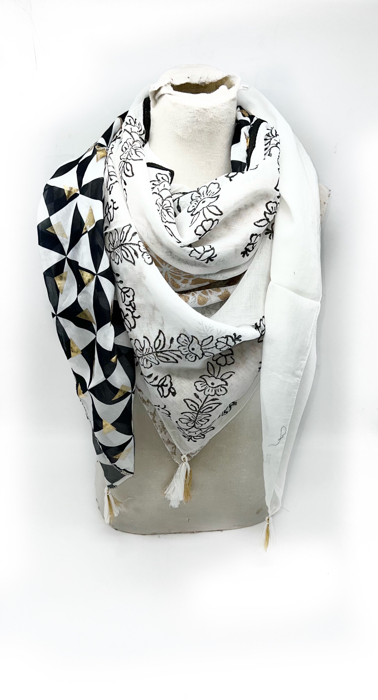 Wholesaler LINETA - Large square scarves with cotton pompom