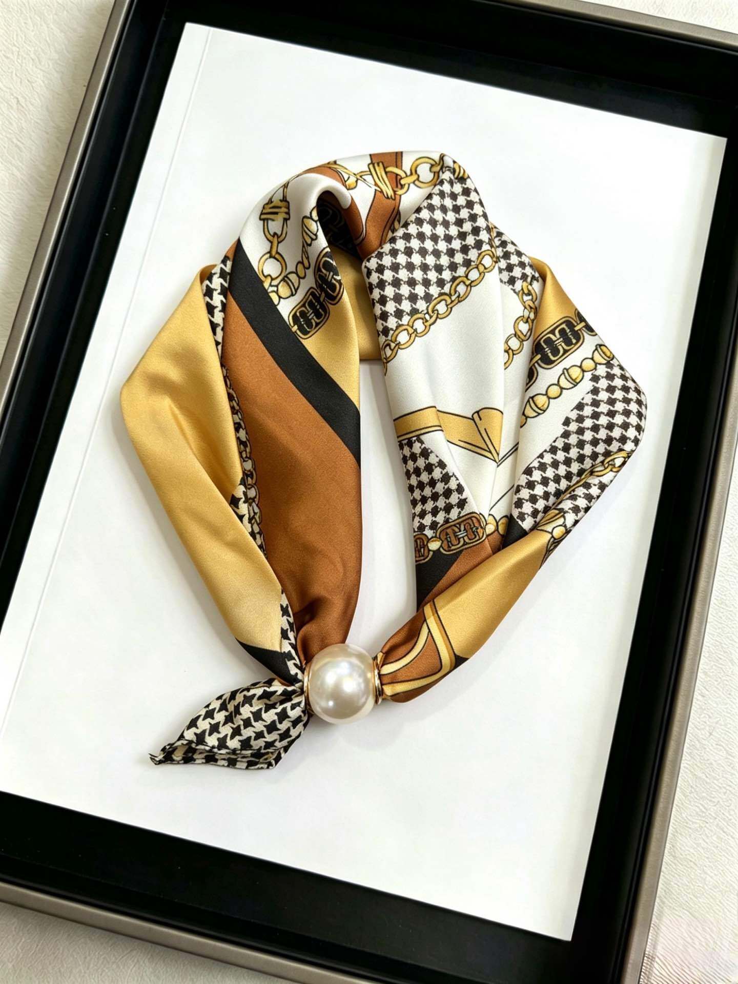 Grossista LINETA - PERLE-56 Foulard in raso con chiusura a perla magnetica