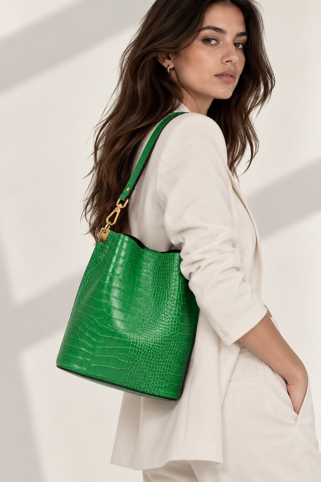 Wholesaler LISA DEI - Women's shoulder bag in genuine Louisiana crocodile leather
