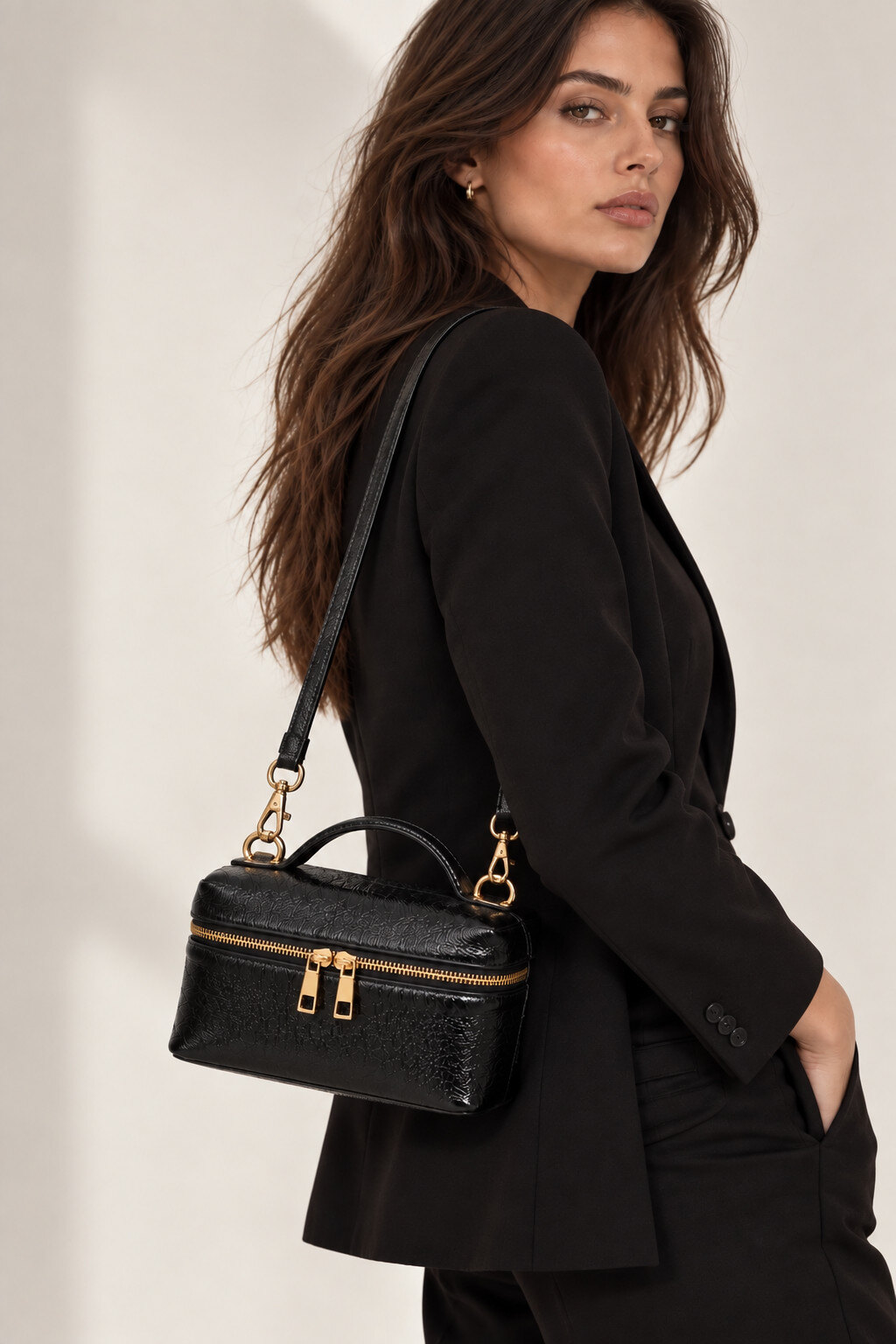 Wholesaler LISA DEI - Women's genuine laminated leather handbag