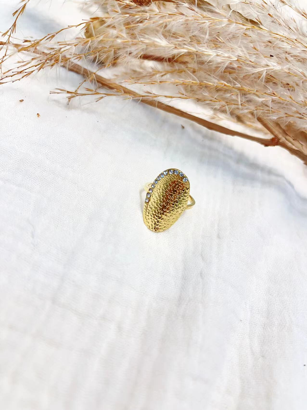 Wholesaler Lolilota - ring oval hammered strass gold