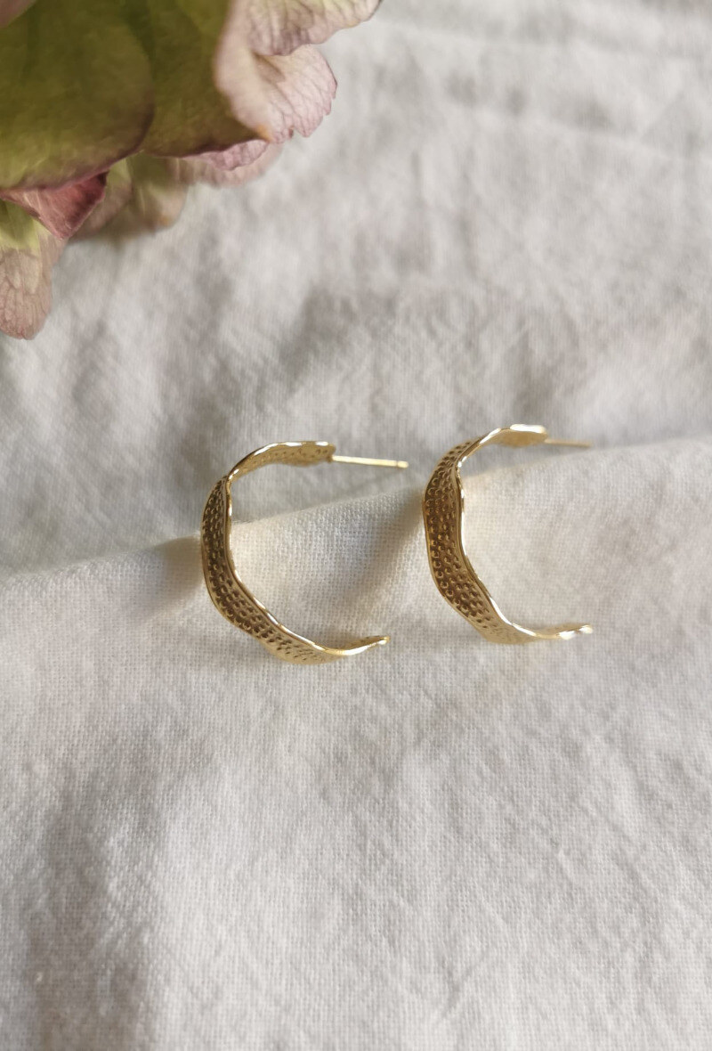 Wholesaler Lolilota - EARRING HOOP WAVE HAMMERED