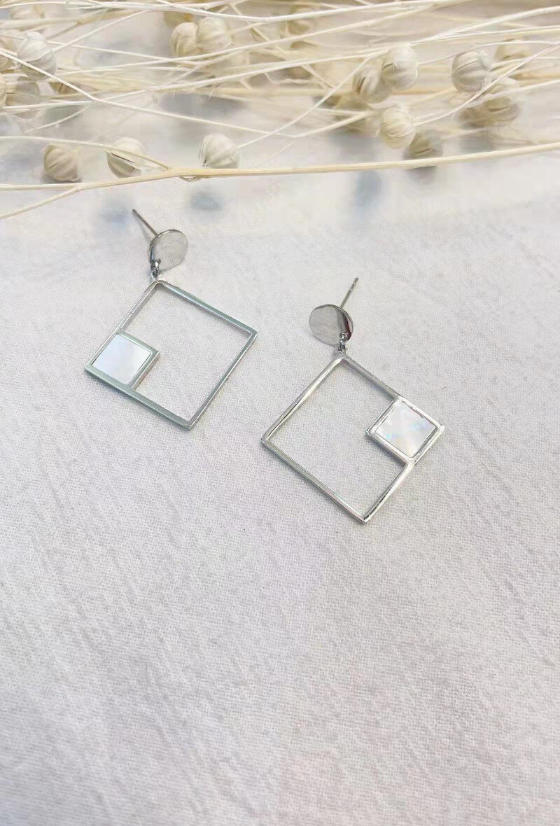 Grossiste Lolilota - BOUCLE D'OREILLE DOUBLE CARRE NACRE