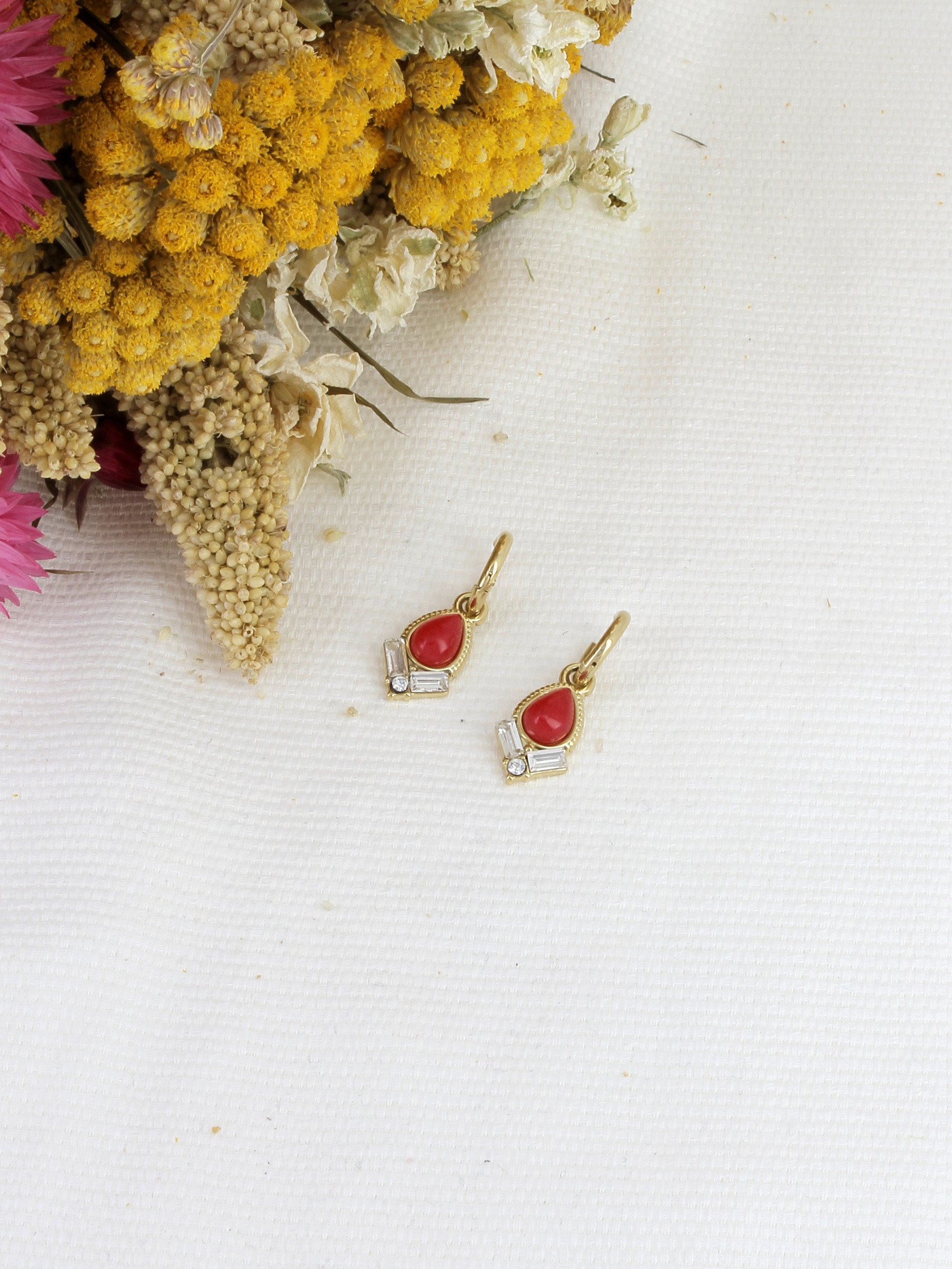 Orecchini a cerchio dorati a goccia con pietre e strass | Paris Fashion Shops