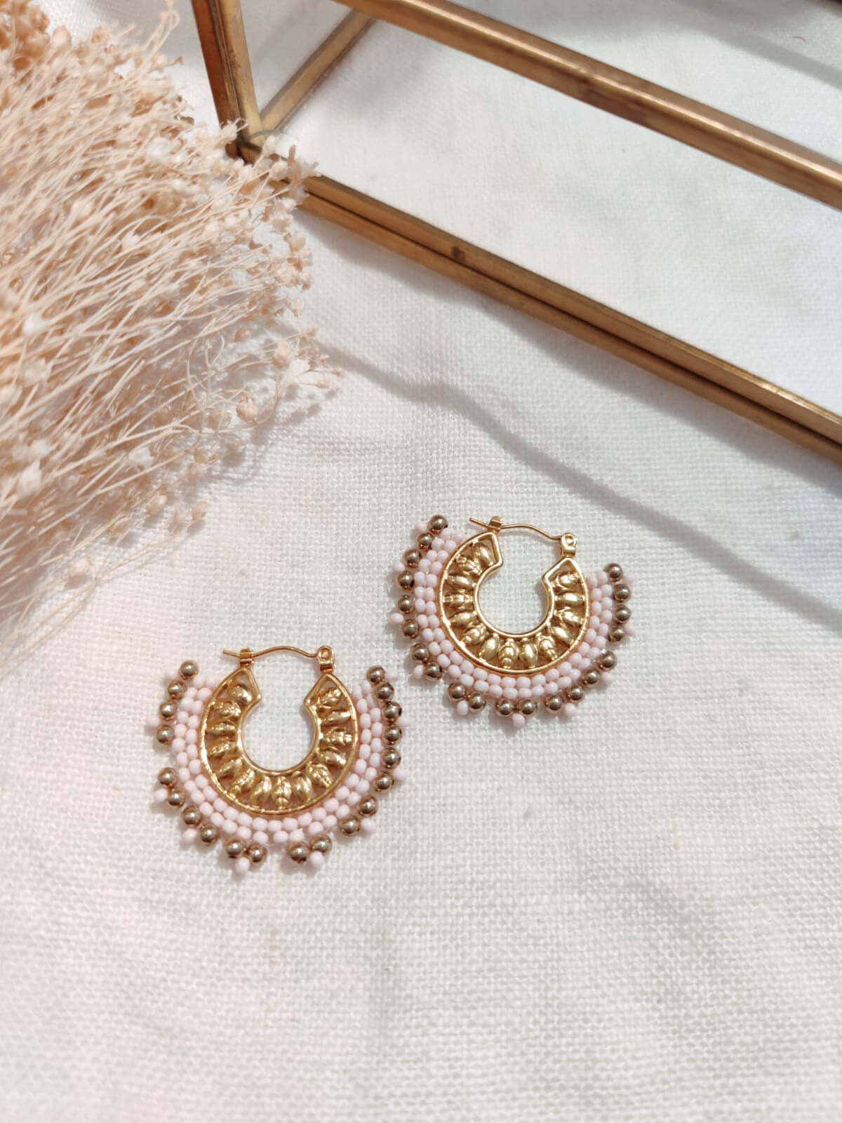 Orecchini a cerchio con lucchetto in madreperla dorata | Paris Fashion Shops