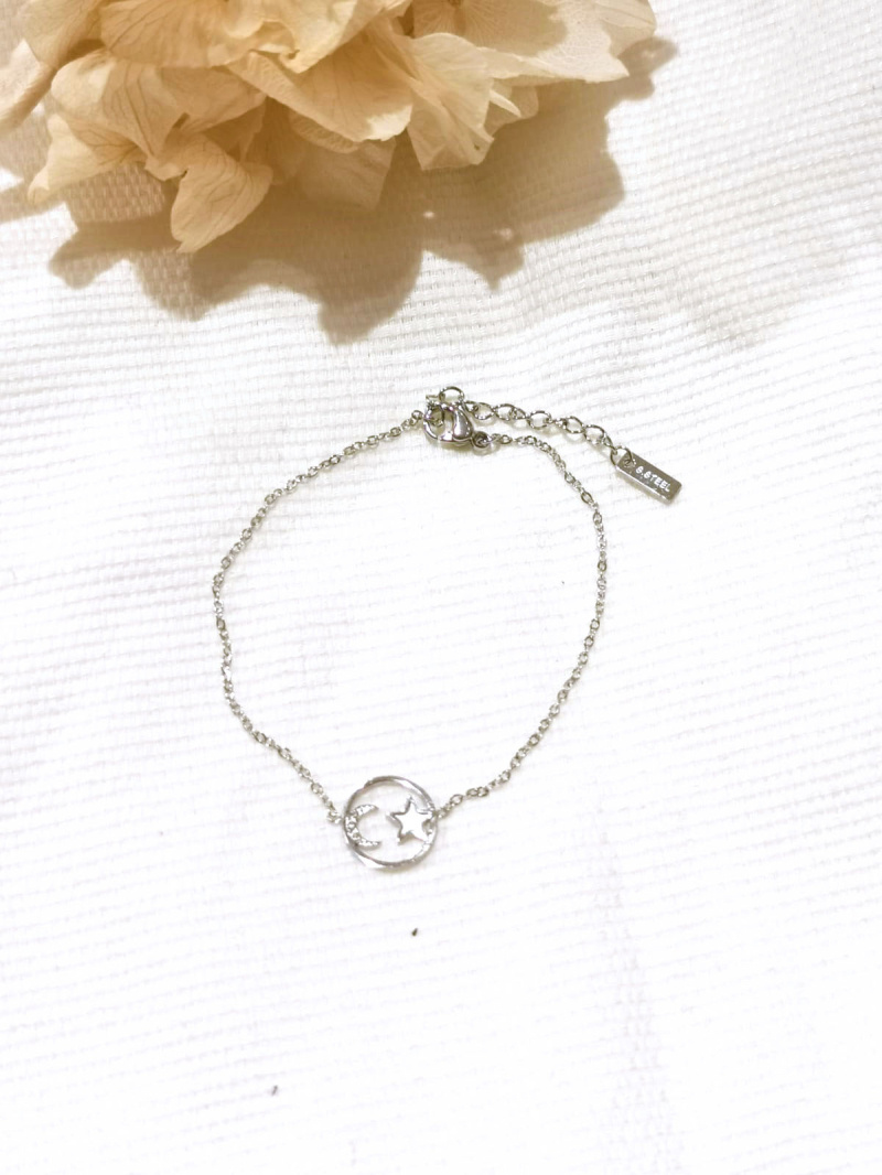 Mayorista Lolilota - Pulsera circular de acero con luna y estrella, strass y nácar
