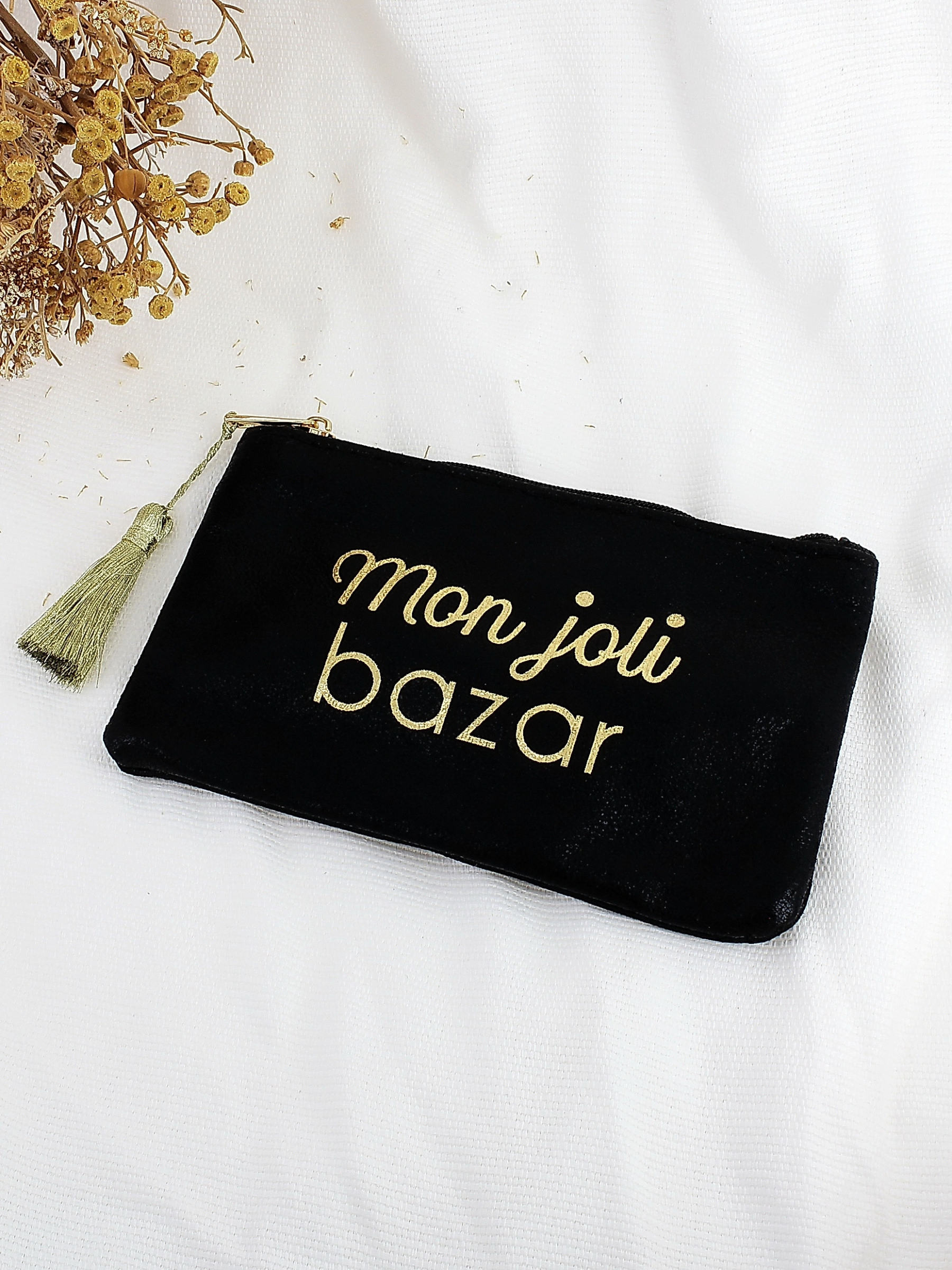 Wholesaler Lolilota - Shiny fabric pouch My pretty mess with a top zipper. The designs and writings on the pouch are in black. Sold with the tassel. Material: shiny fabric Lining: polyester Dimensions: 16.50 x 11 cm Weight: 30g