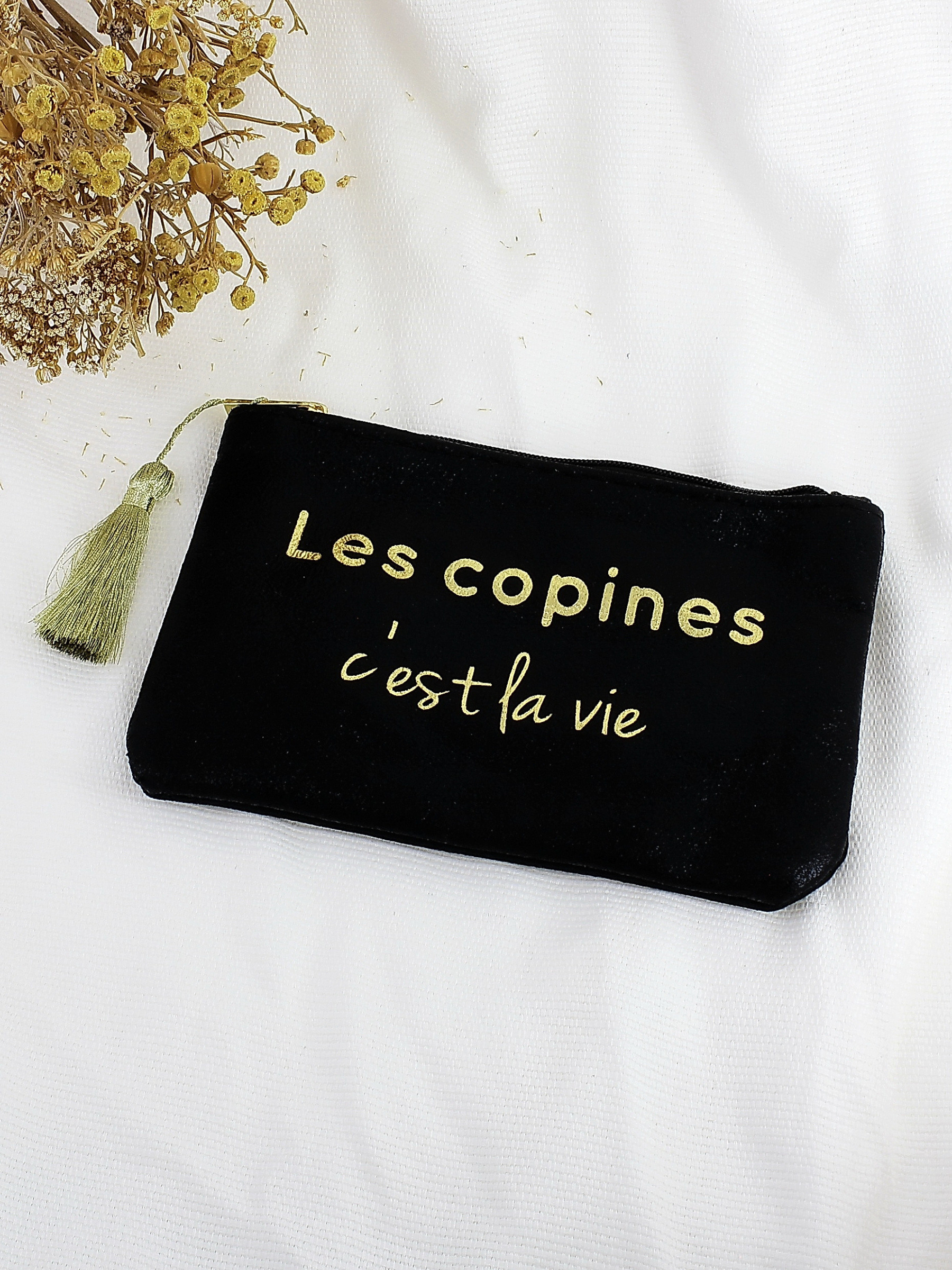 Wholesaler Lolilota - Shiny fabric pouch 'Friends are life' with top zipper. The designs and writings on the pouch are in black. Sold with a tassel. Material: shiny fabric Lining: polyester Dimensions: 16.50 x 11 cm