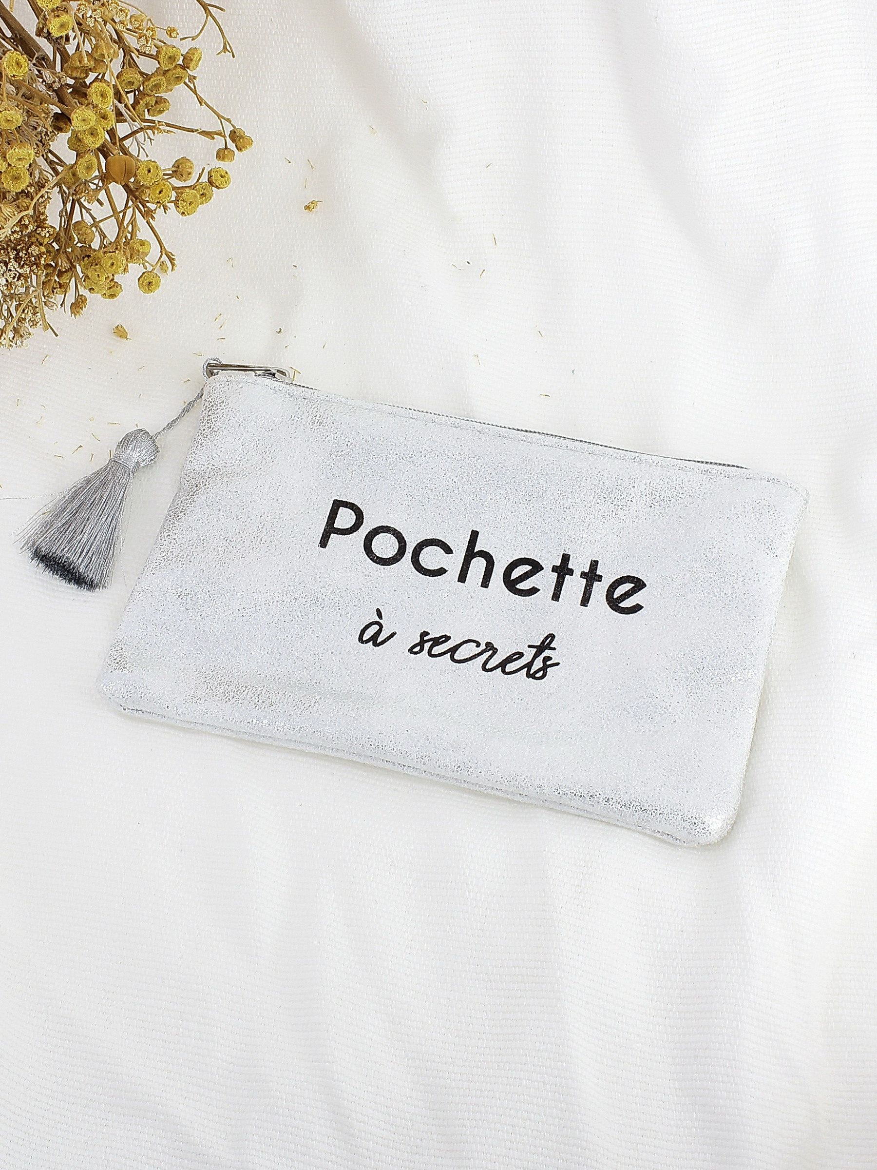 Wholesaler Lolilota - Shiny fabric pouch Secret pouch with top zipper.  The designs and writings on the pouch are in black.  Sold with the tassel.  Material: shiny fabric  Lining: polyester  Dimensions: 16.50 x 11 cm  Weight: 30g