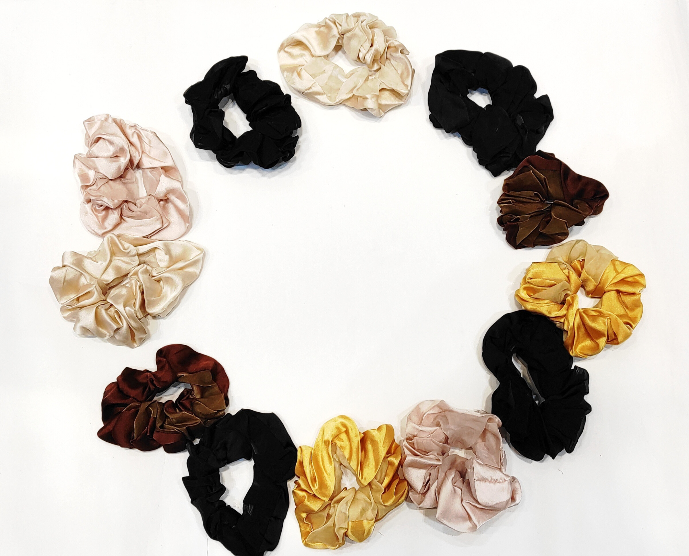 Grossista Lolo & Yaya - Lotto di 12 pezzi di scrunchies elastici con effetto satinato.