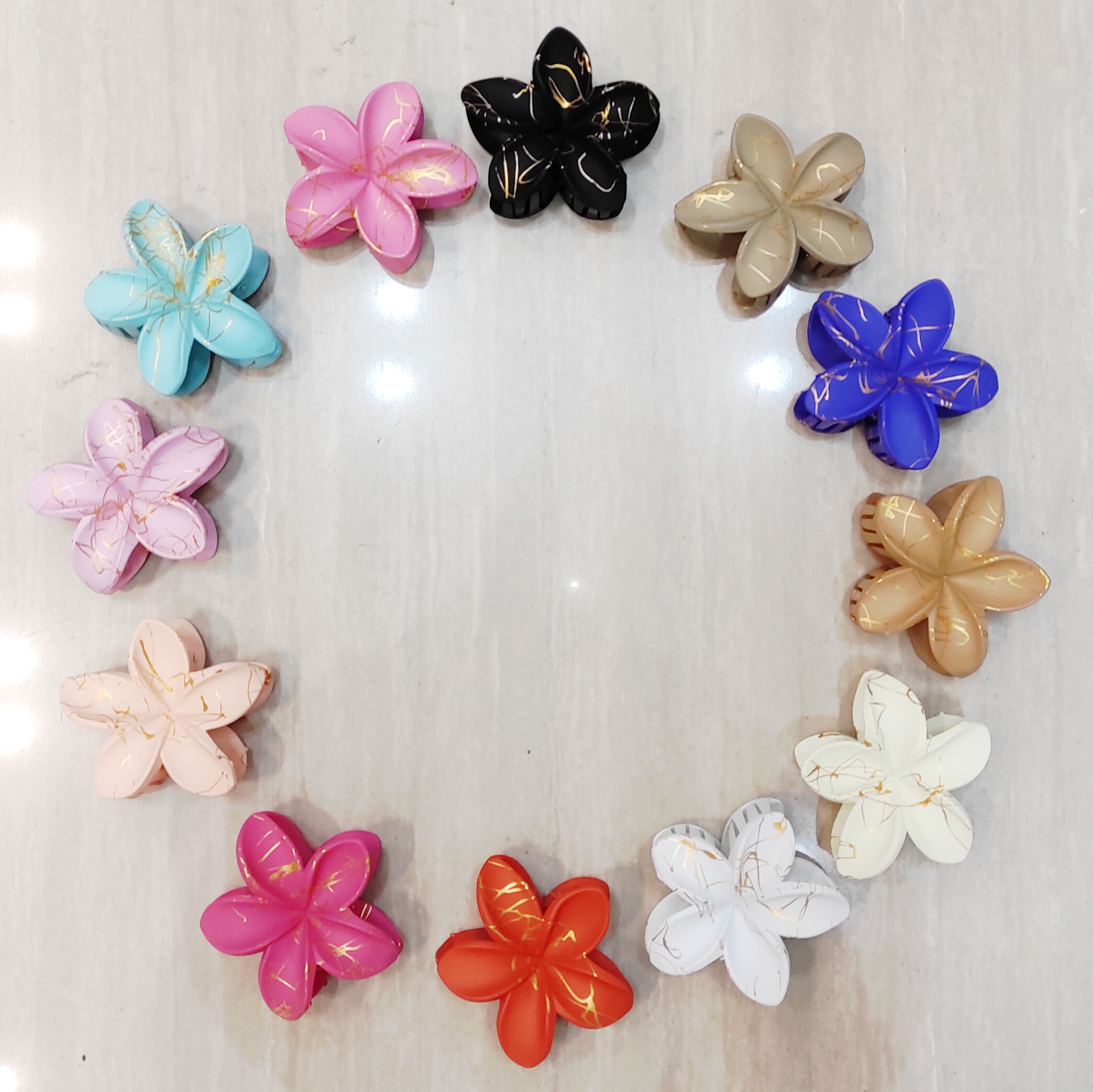 Grossista Lolo & Yaya - Pacchetto di 12 pinze per capelli opachi con motivi dorati, 7 cm a 1 € 25 per unità