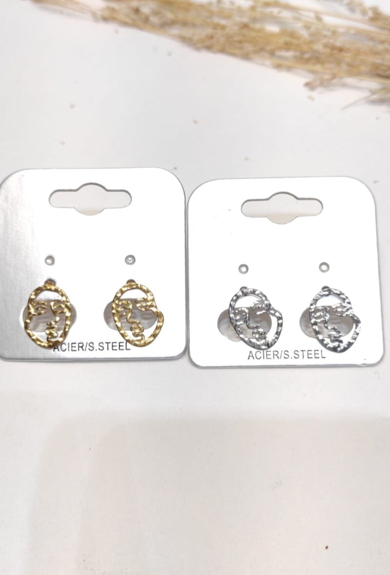 Grossiste LOLO & YAYA - Boucles d’oreilles puces Mini visage Mathilde en acier inoxydable
