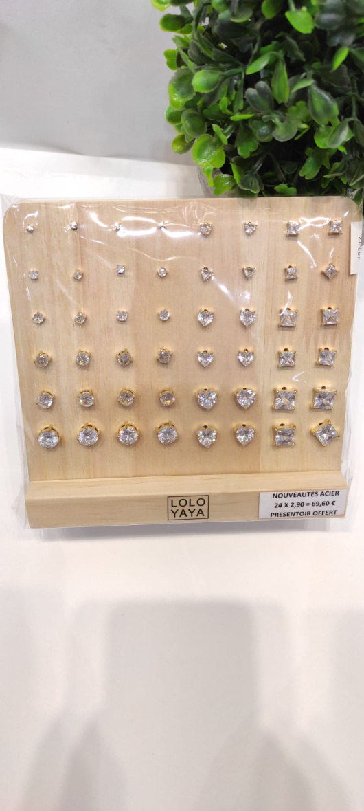 Wholesaler LOLO & YAYA - 24 pairs of diamond stud earrings on display
