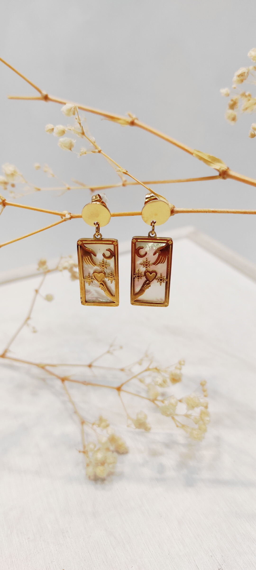 Grossiste Lolo & Yaya - Boucles d’oreilles à motifs nacrée dorée Alaya en acier inoxydable
